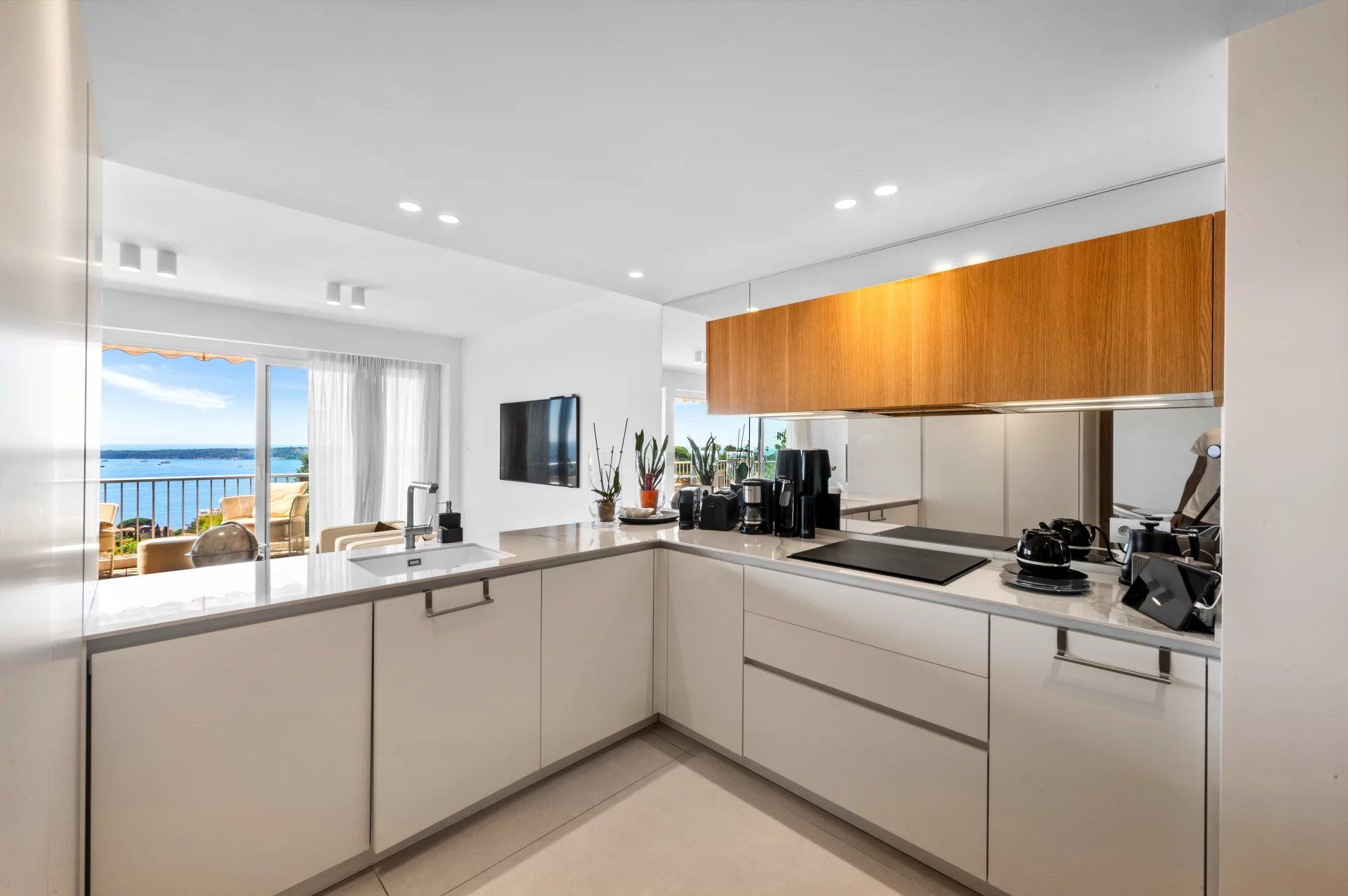 apartment 5 Rooms for sale on Cannes (06400)