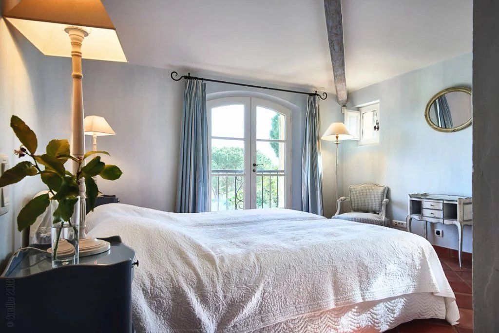 villa 8 Rooms for seasonal rent on Saint-Tropez (83990)