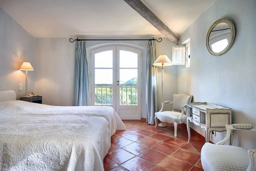 villa 8 Rooms for seasonal rent on Saint-Tropez (83990)