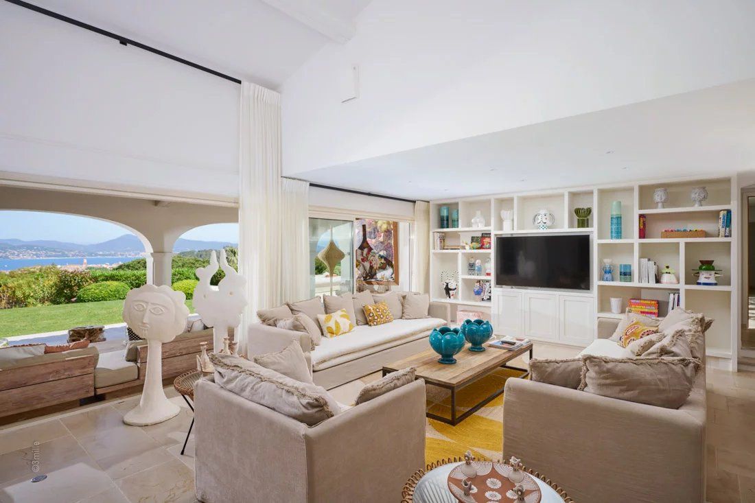 villa 8 Rooms for seasonal rent on Saint-Tropez (83990)