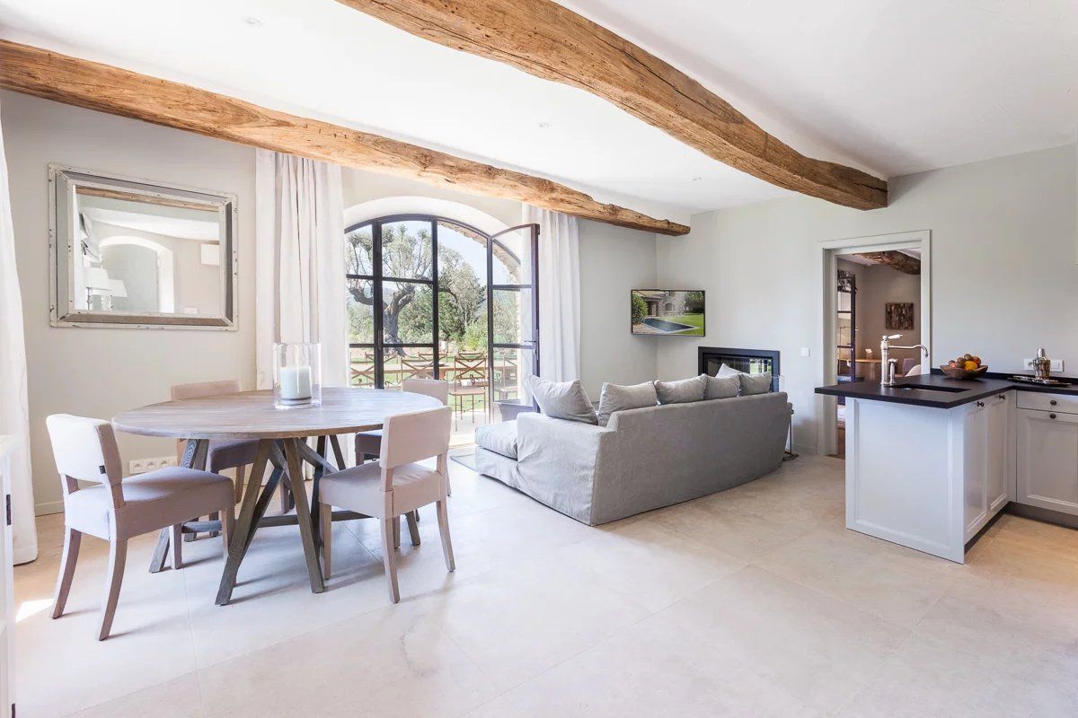 villa 4 Rooms for seasonal rent on Gassin (83580)