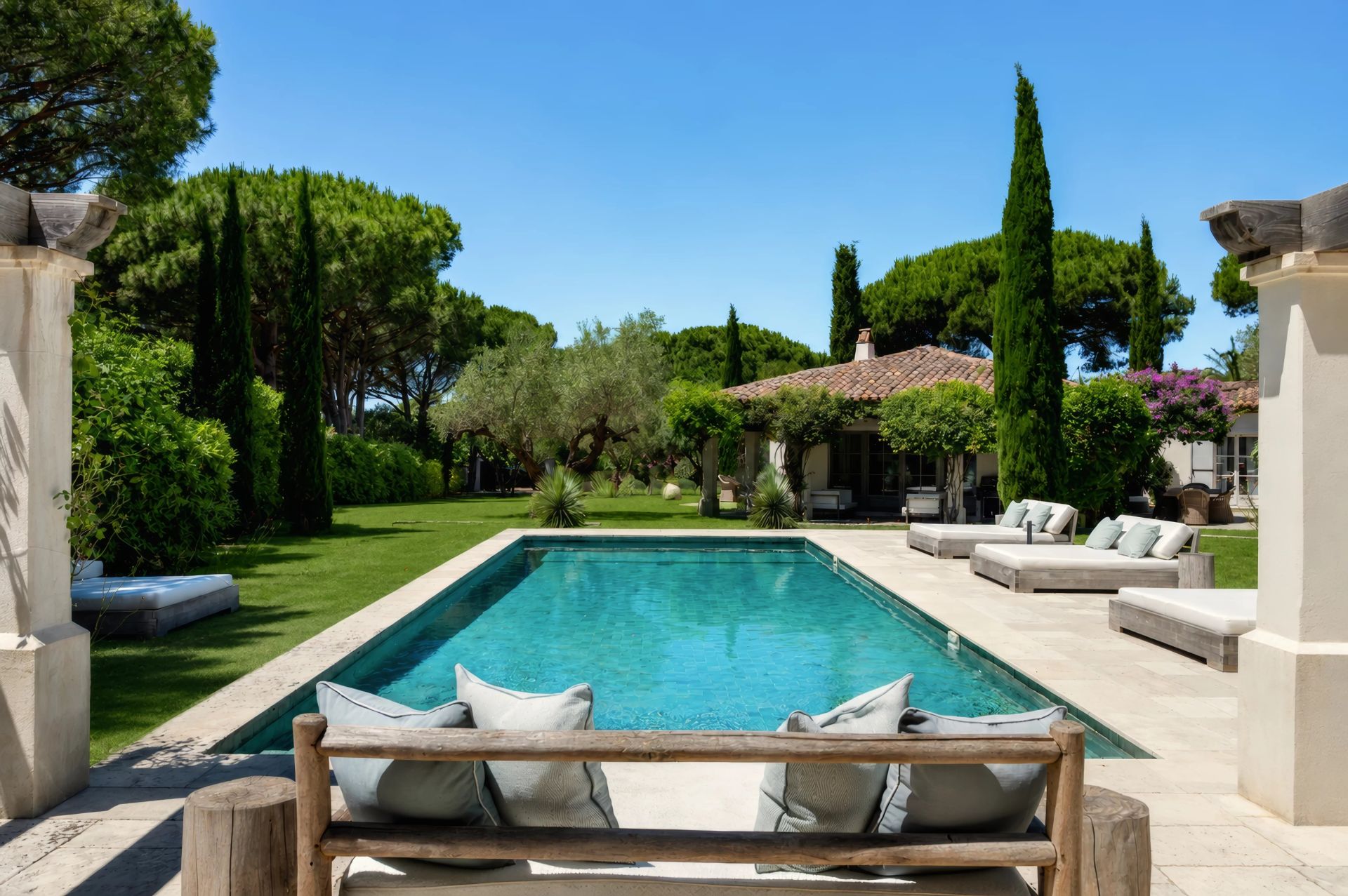 villa 7 Rooms for seasonal rent on Saint-Tropez (83990)