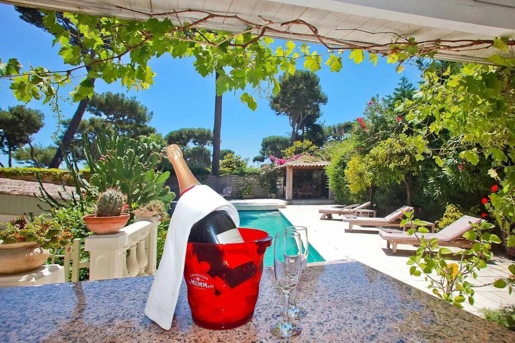 villa 10 Pièces en location saisonnière sur Antibes (06160) Location saisonnière Villa Antibes 10 Pièces 200 m²
