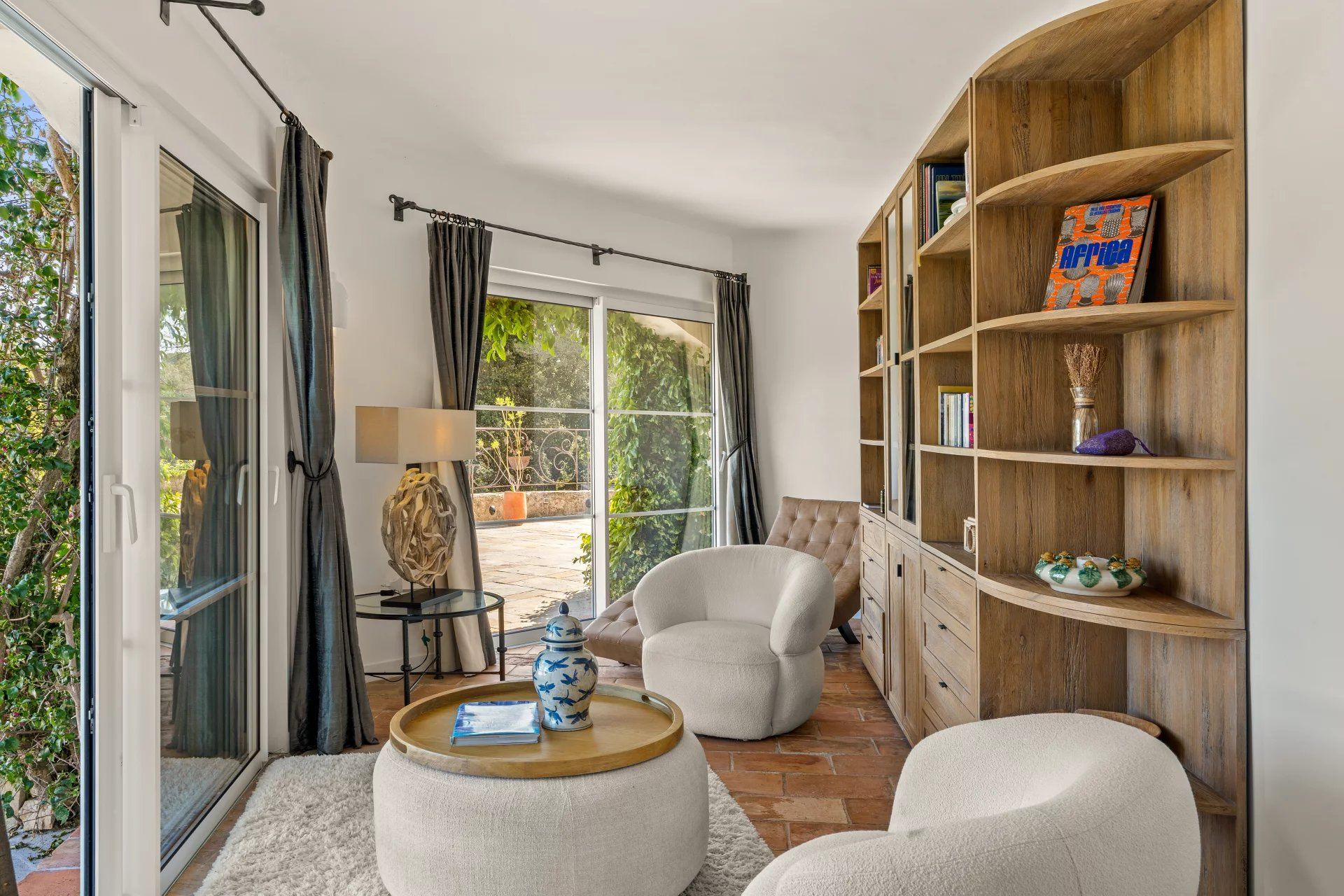 villa 12 Rooms for seasonal rent on Valbonne (06560)