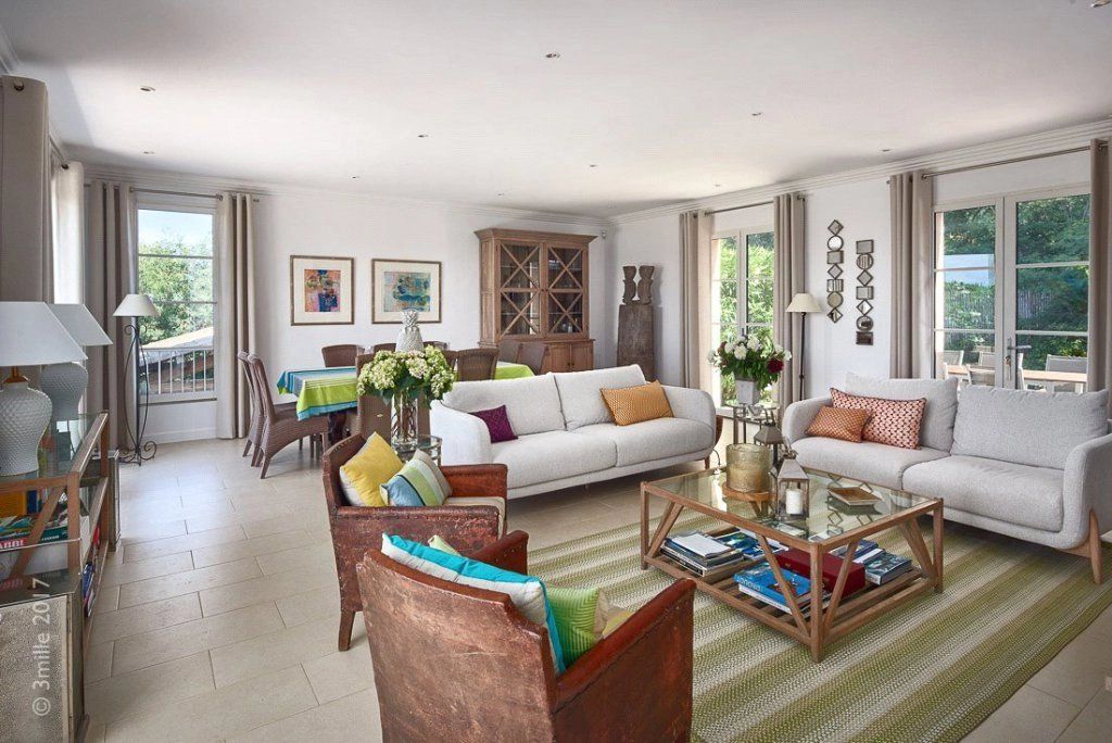 villa 6 Rooms for seasonal rent on Saint-Tropez (83990)