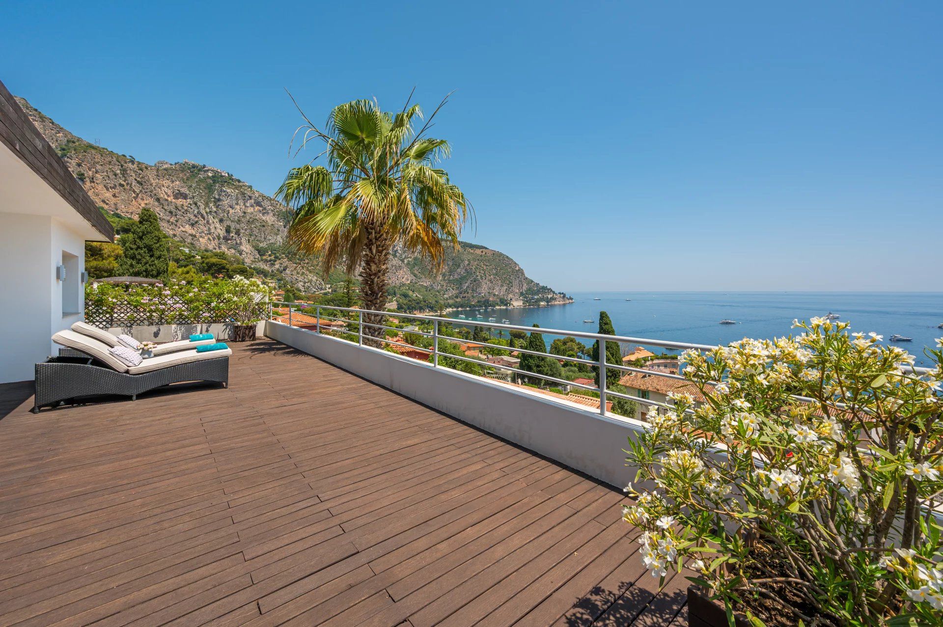 villa 7 Rooms for seasonal rent on Èze (06360)