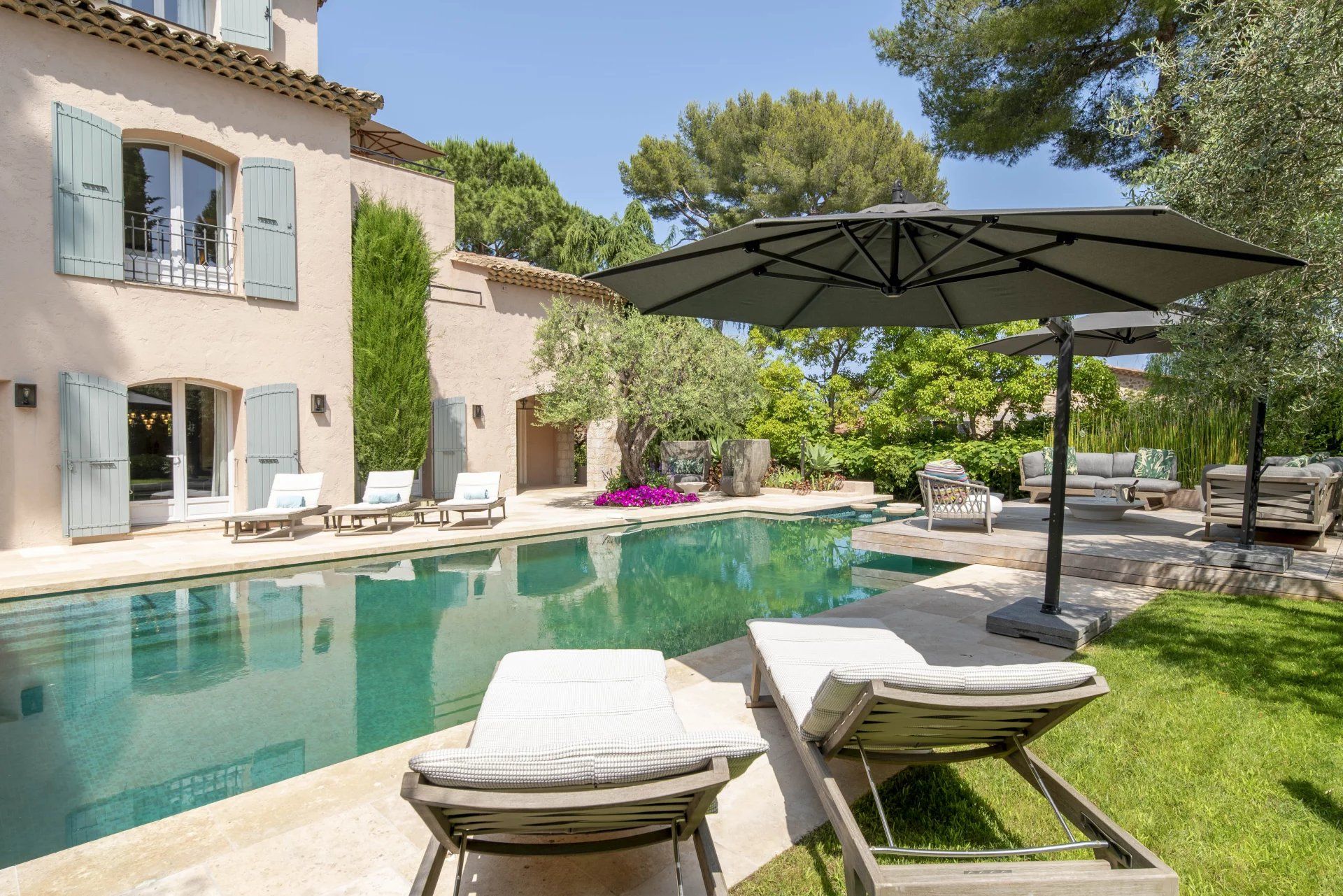 villa 11 Rooms for sale on Antibes (06160)
