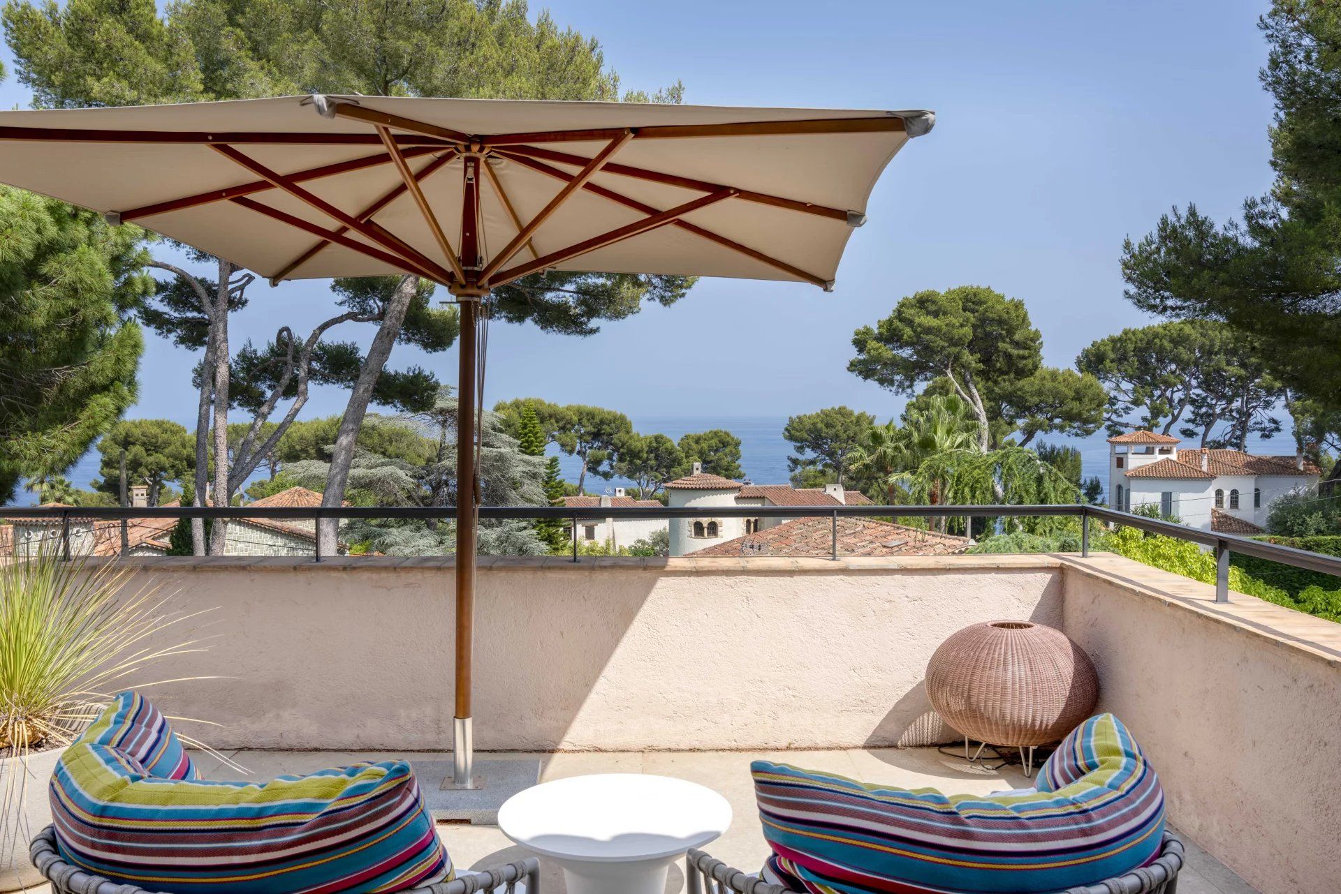 villa 11 Rooms for sale on Antibes (06160)