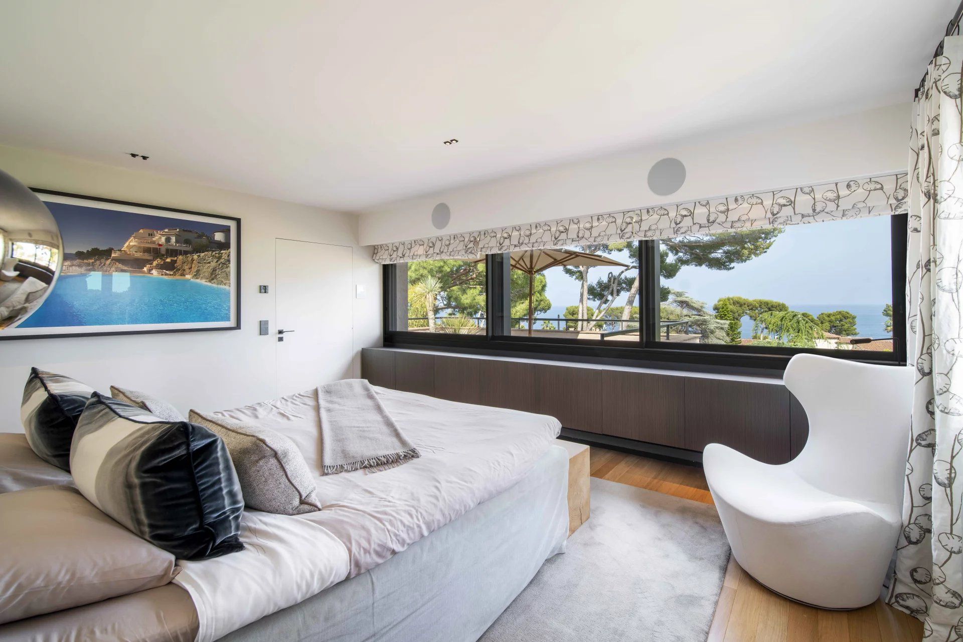 villa 11 Rooms for sale on Antibes (06160)