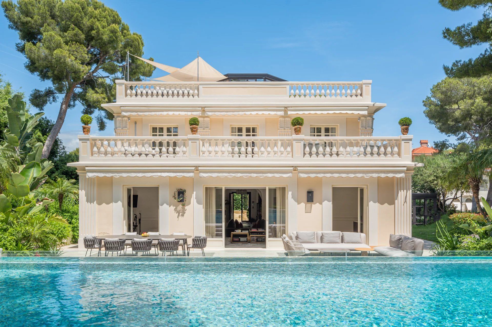 villa 8 Pièces en location saisonnière sur Roquebrune-Cap-Martin (06190)