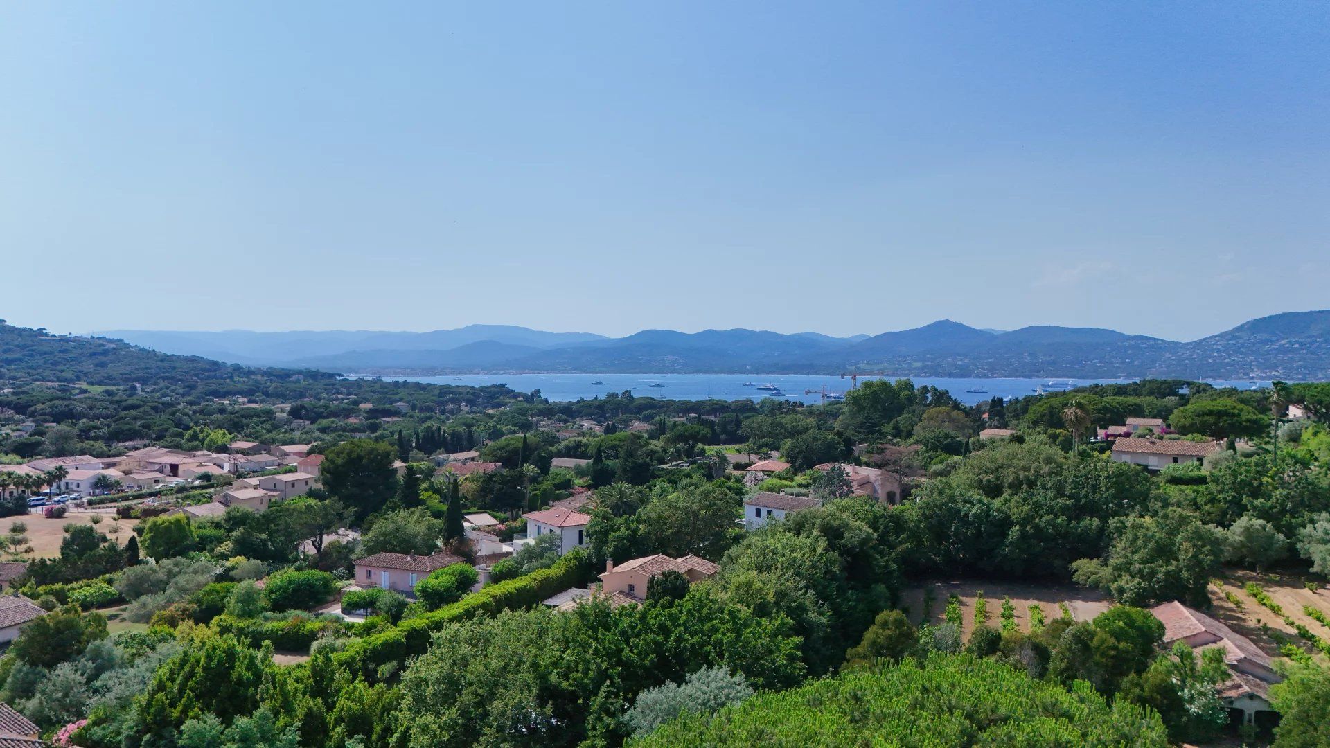 villa 5 Pièces en location saisonnière sur Saint-Tropez (83990) Location saisonnière Villa Saint-Tropez 5 Pièces 215 m²