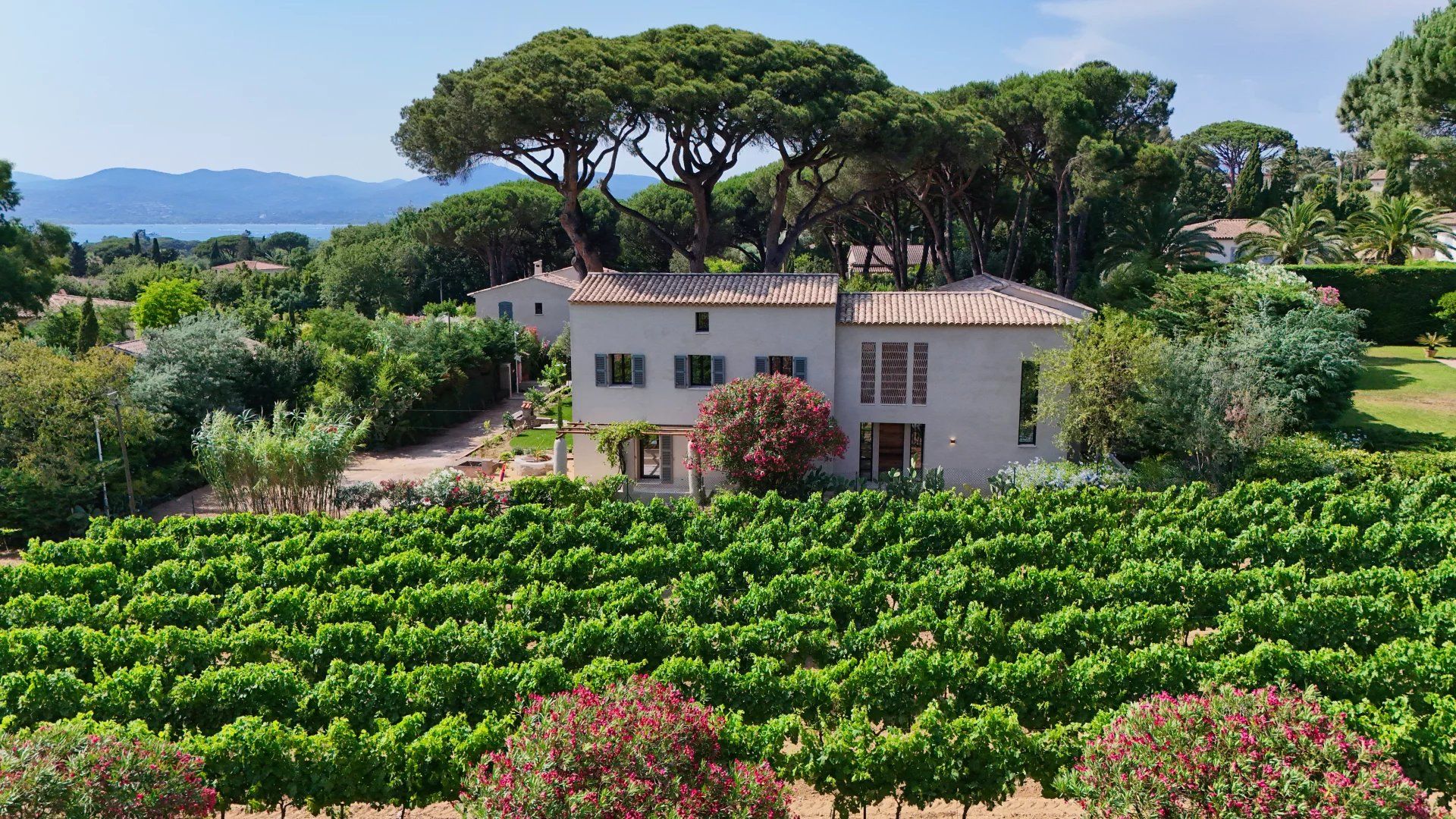 villa 5 Rooms for seasonal rent on Saint-Tropez (83990)