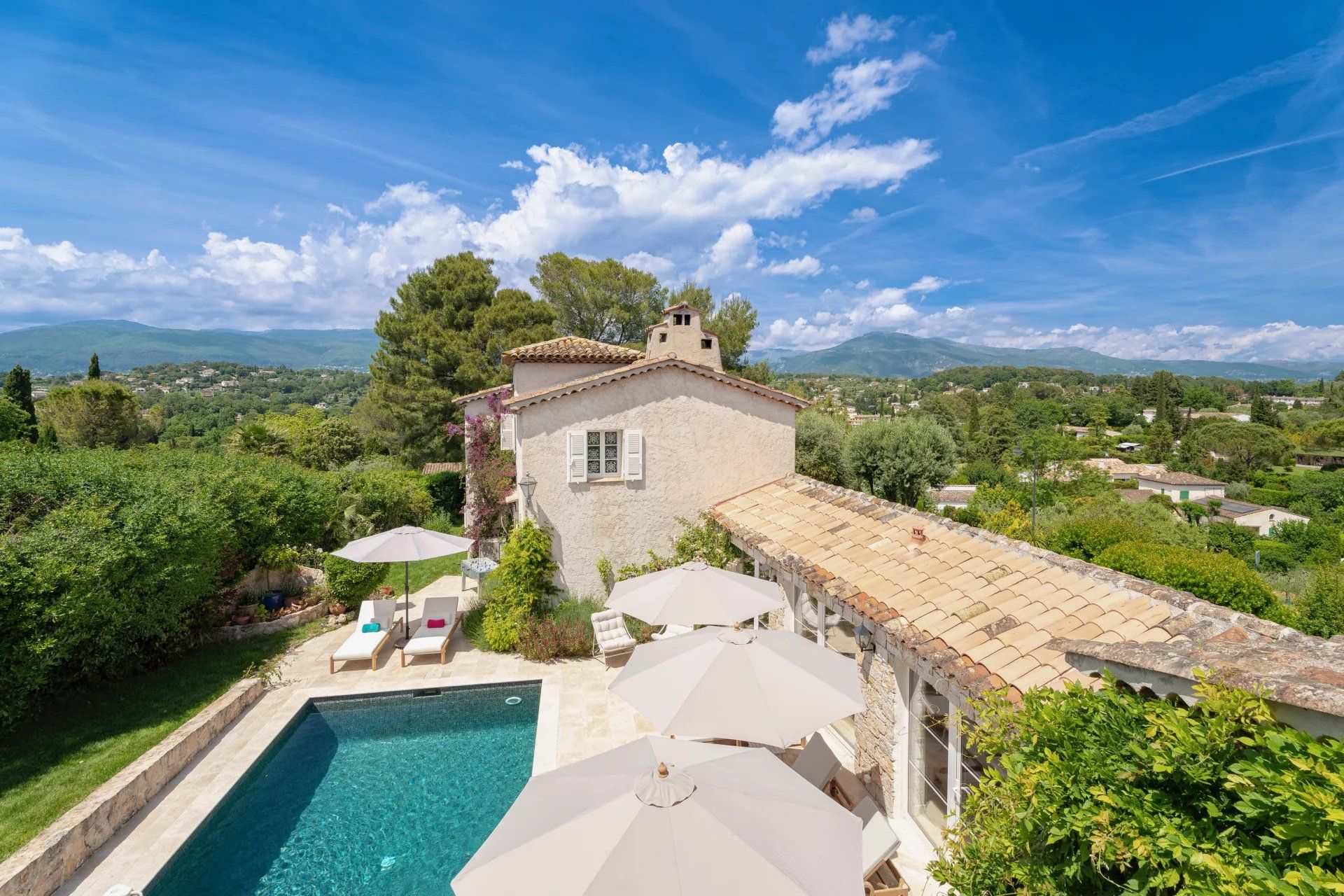 villa 9 Rooms for seasonal rent on Valbonne (06560)