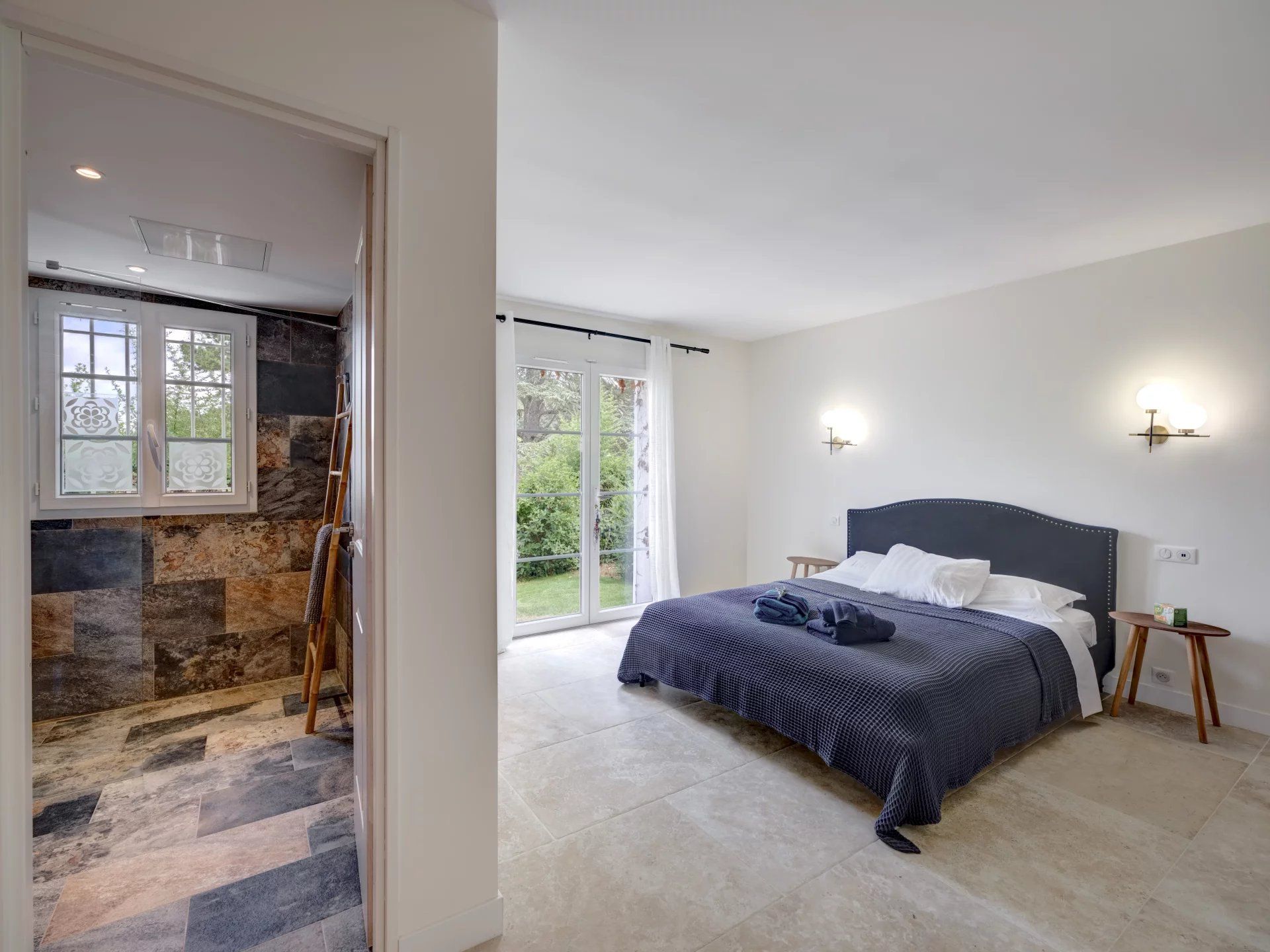 villa 9 Rooms for seasonal rent on Valbonne (06560)