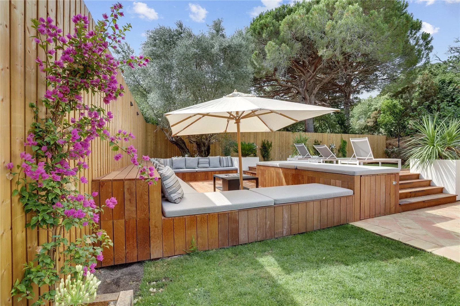 villa 9 Rooms for sale on Ramatuelle (83350)