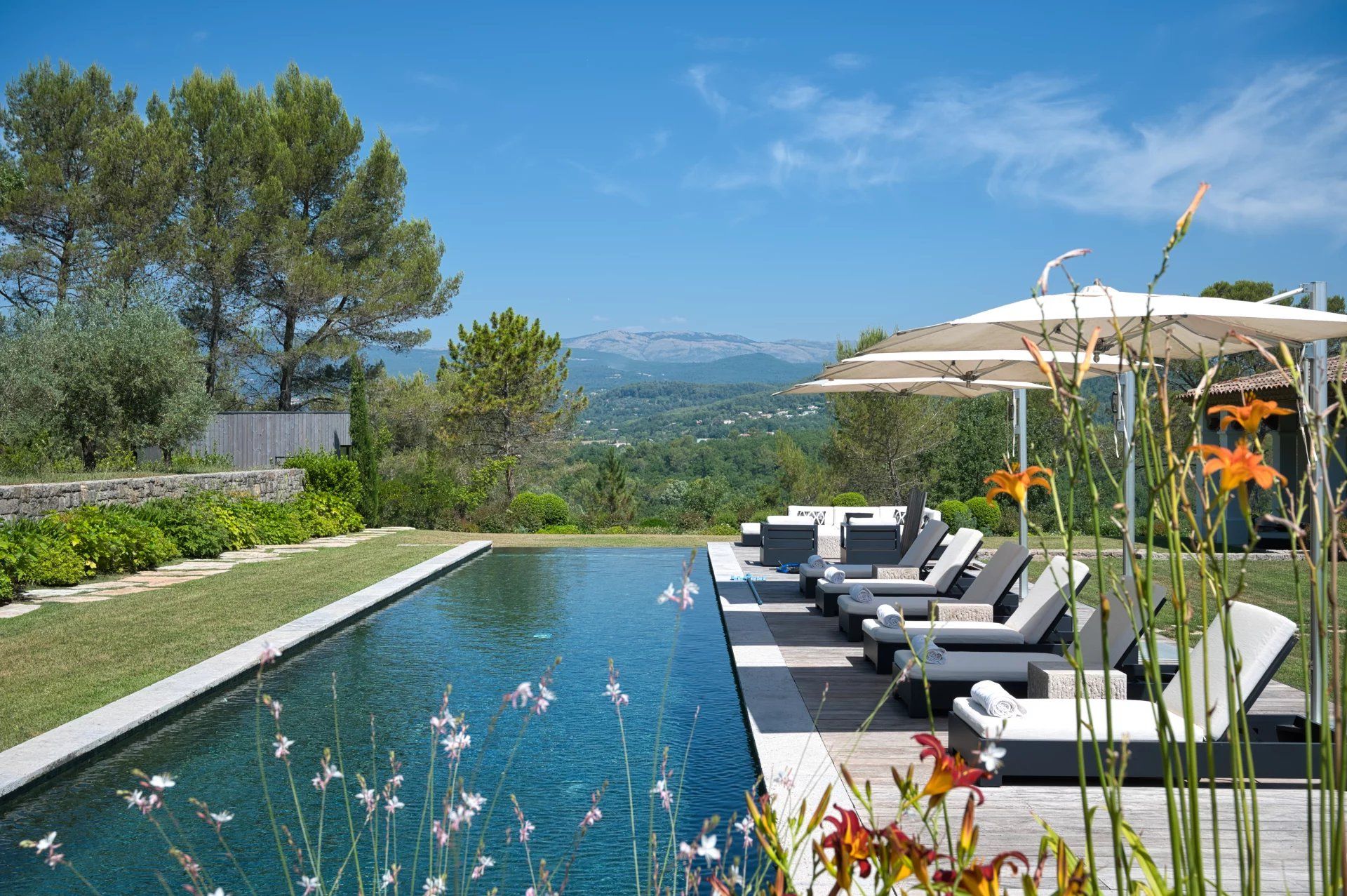 villa 12 Rooms for sale on Tourrettes (83440)