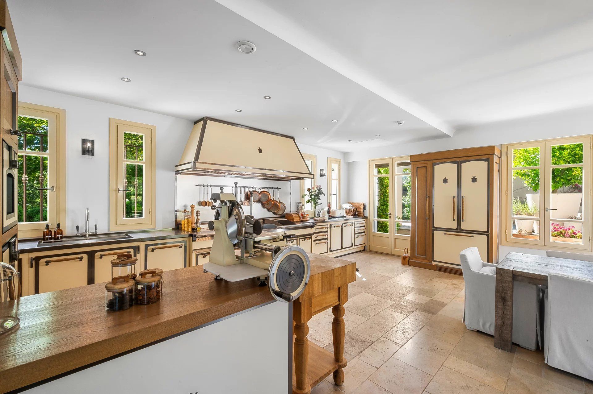 villa 12 Rooms for sale on Tourrettes (83440)