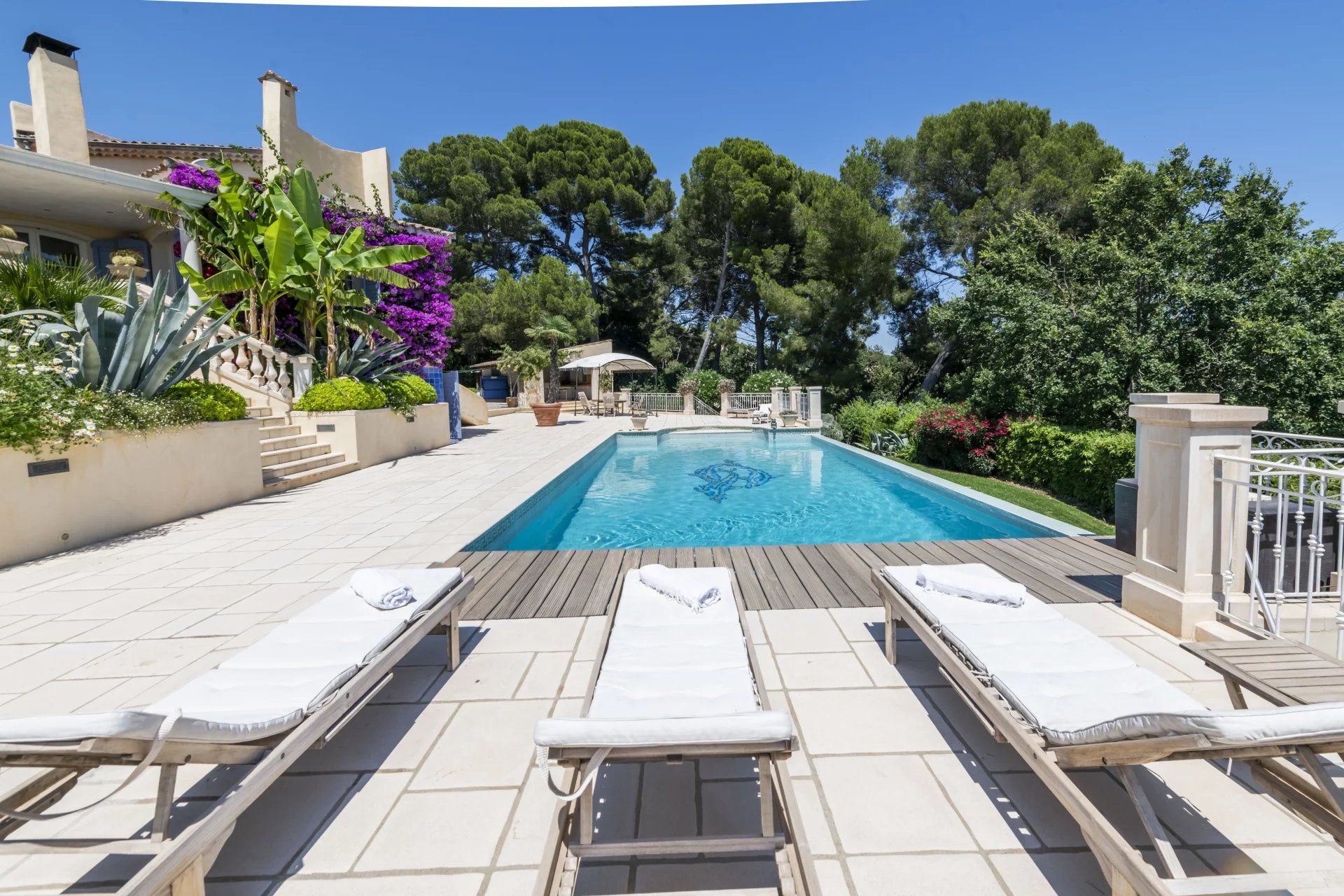 villa 8 Rooms for sale on Mougins (06250)