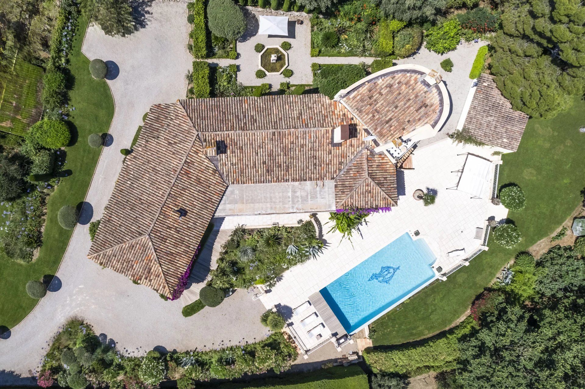 villa 8 Rooms for sale on Mougins (06250)
