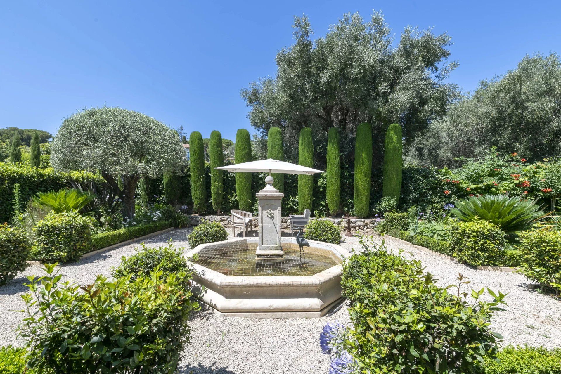 villa 8 Rooms for sale on Mougins (06250)