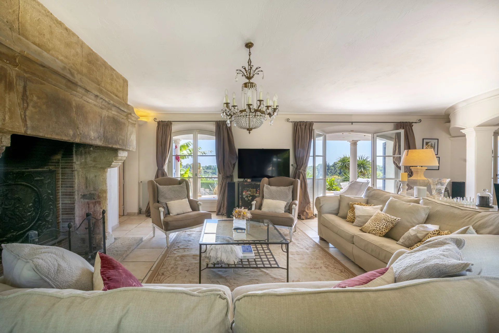 villa 8 Rooms for sale on Mougins (06250)