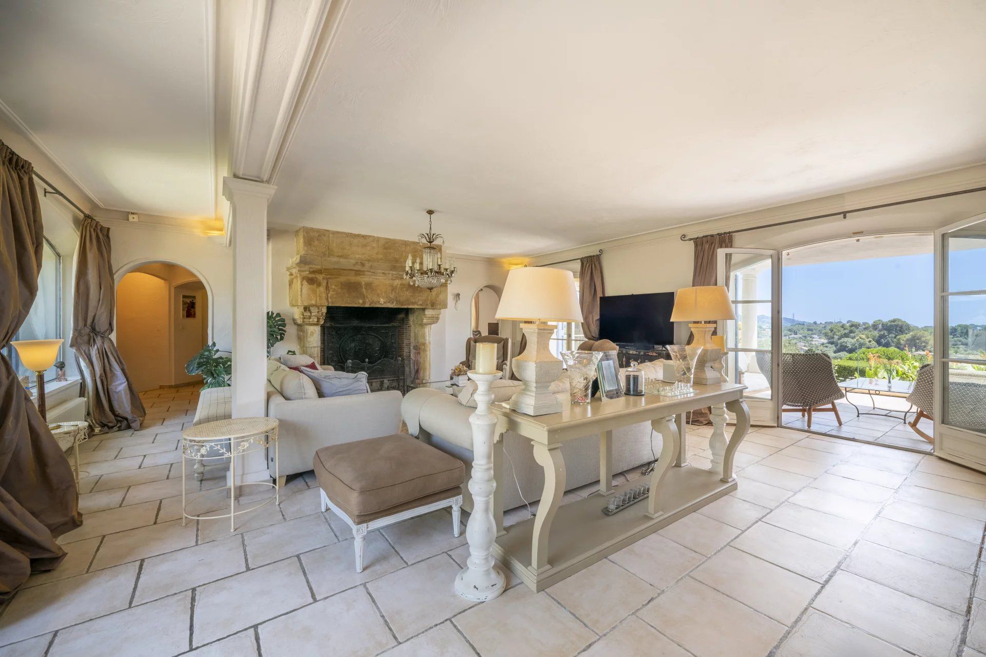 villa 8 Rooms for sale on Mougins (06250)