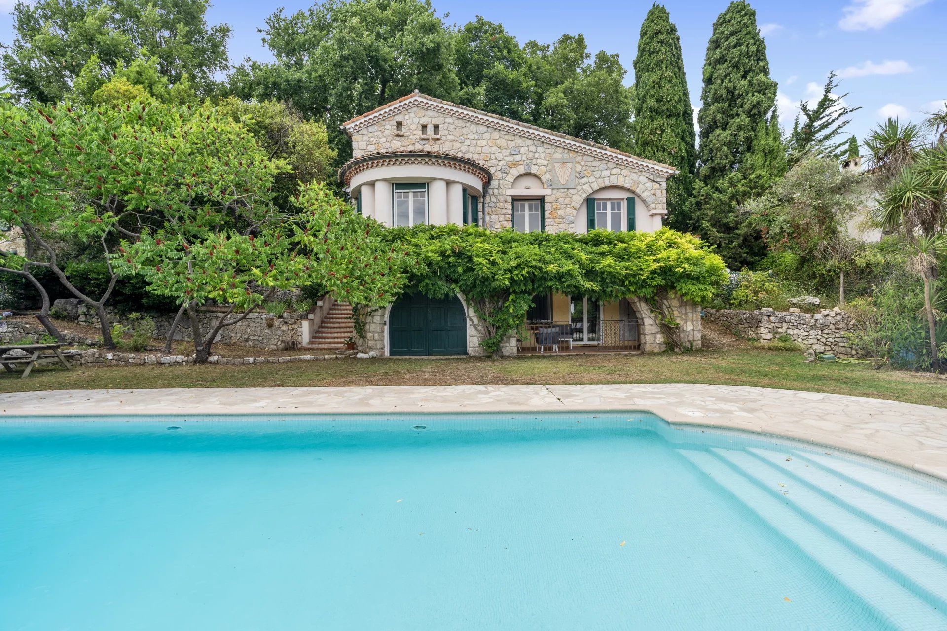 villa 6 Rooms for seasonal rent on Châteauneuf-Grasse (06740)