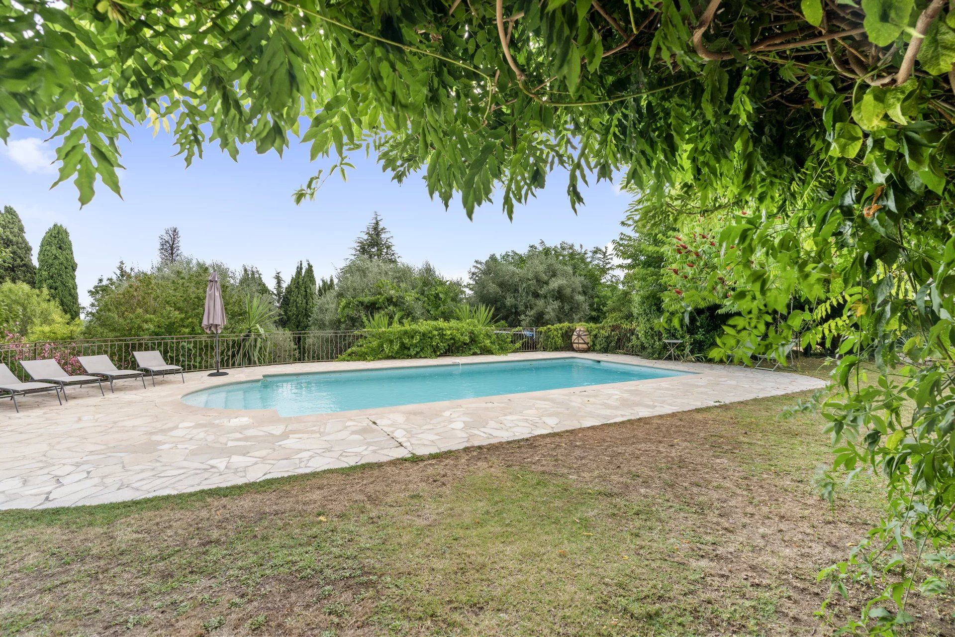 villa 6 Rooms for seasonal rent on Châteauneuf-Grasse (06740)
