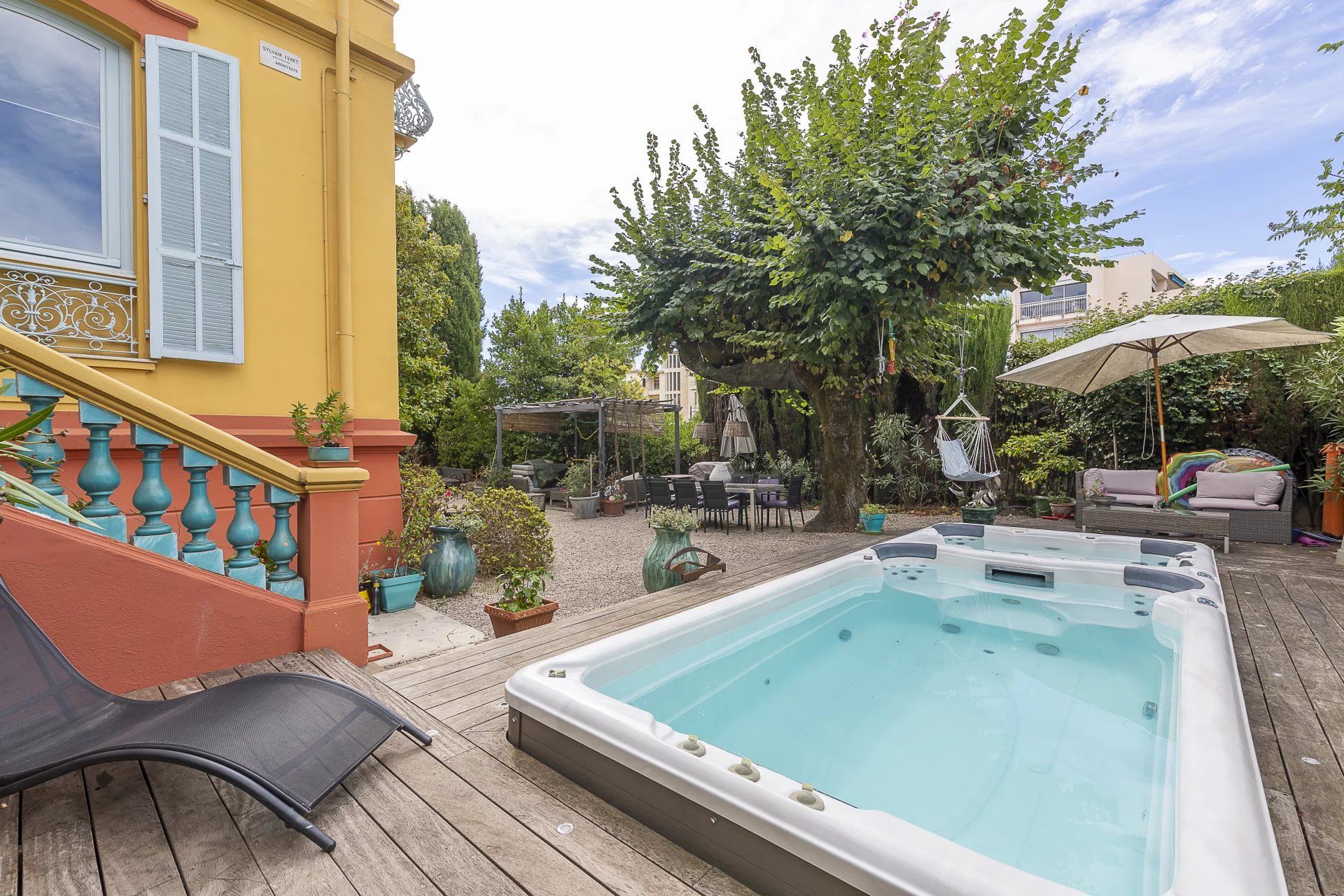 townhouse 10 Rooms for sale on Vence (06140)