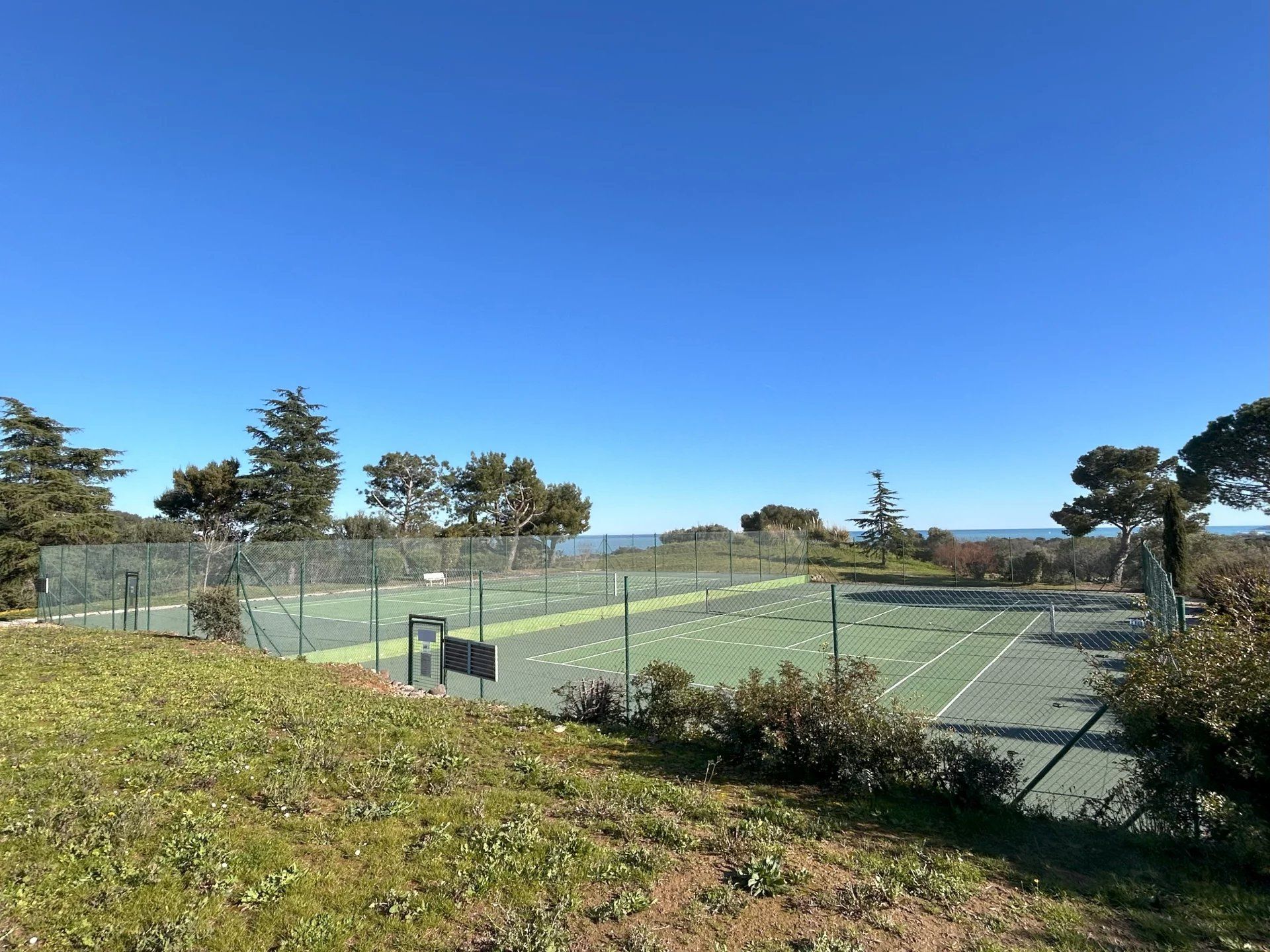 villa 6 Rooms for sale on Villeneuve-Loubet (06270)