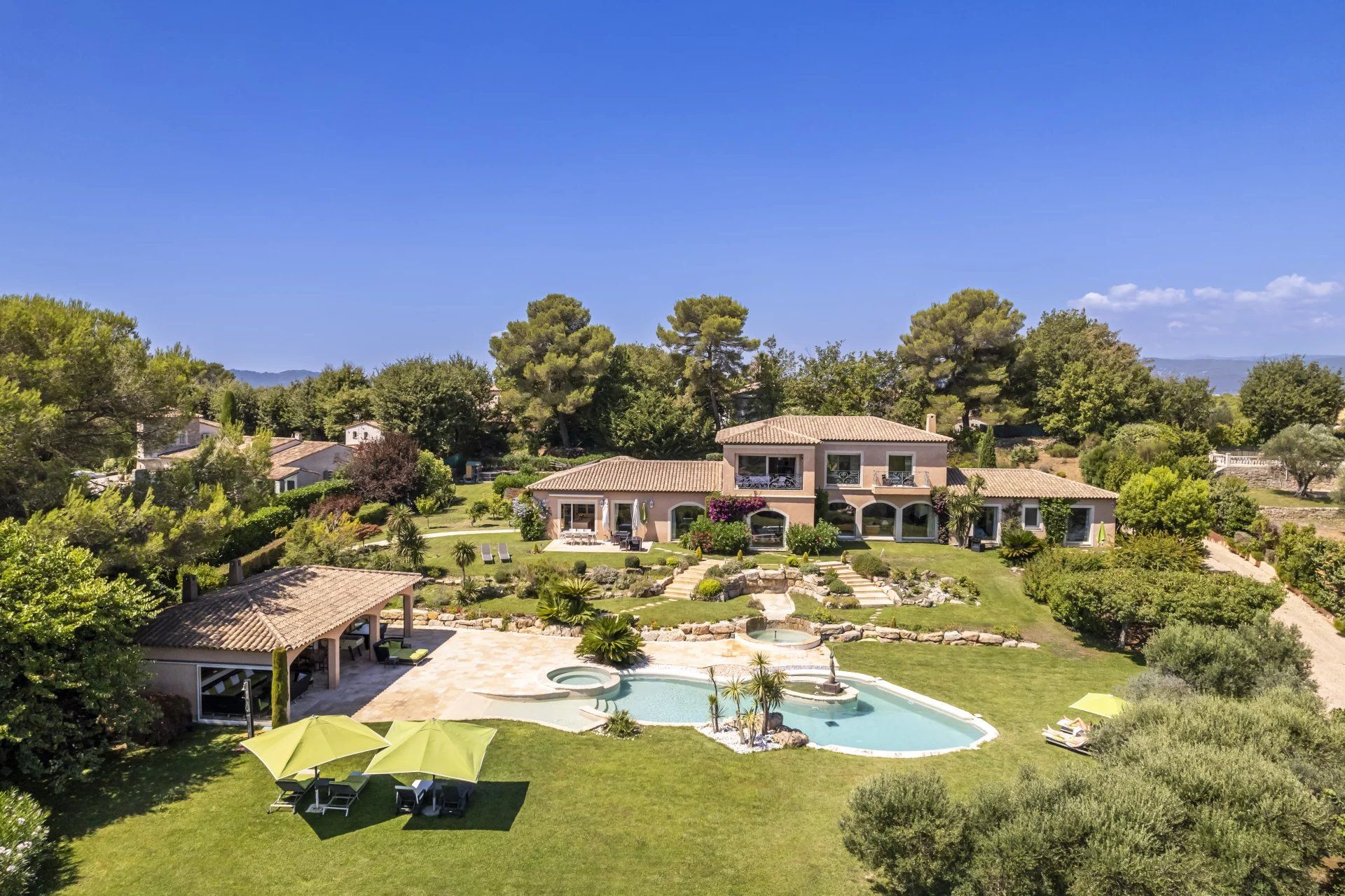 villa 8 Rooms for sale on Mougins (06250)