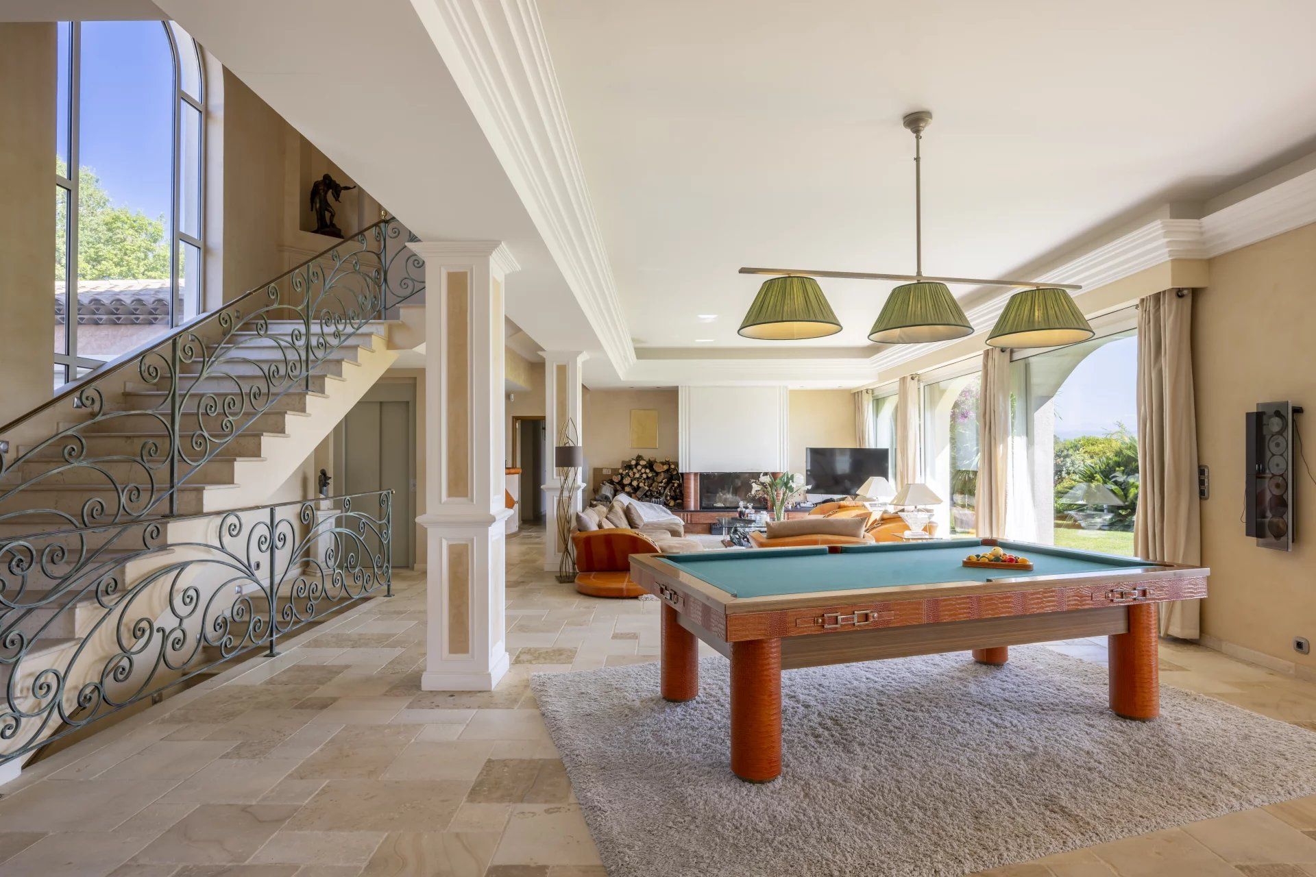 villa 8 Rooms for sale on Mougins (06250)