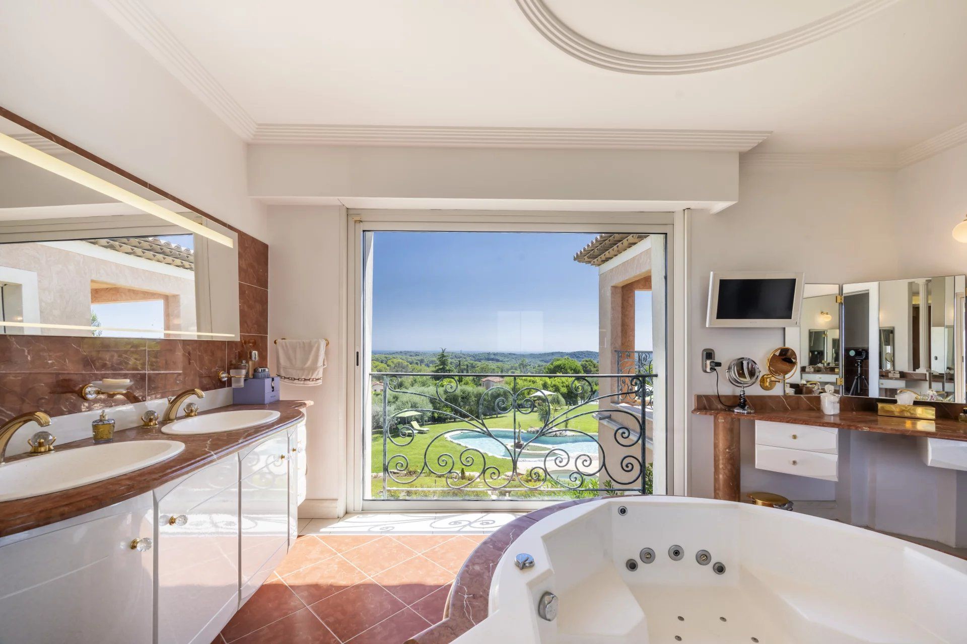 villa 8 Rooms for sale on Mougins (06250)