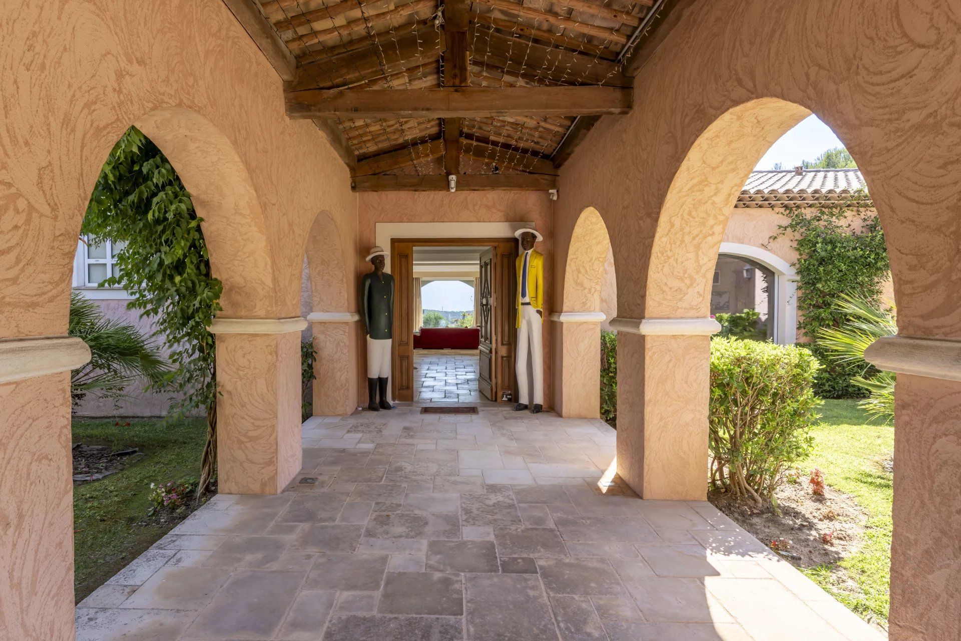 villa 8 Rooms for seasonal rent on Mougins (06250)