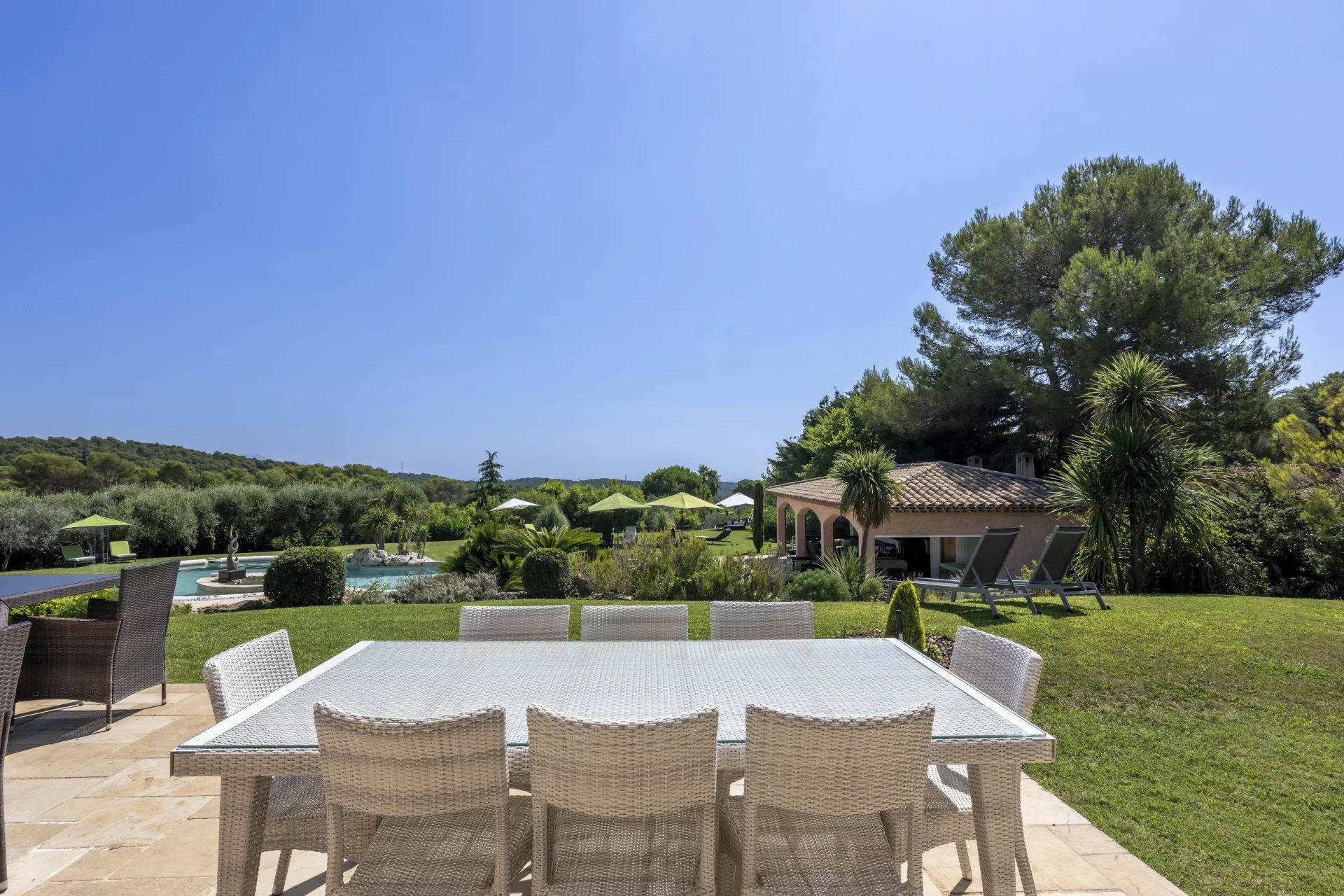 villa 8 Rooms for rent on Mougins (06250)