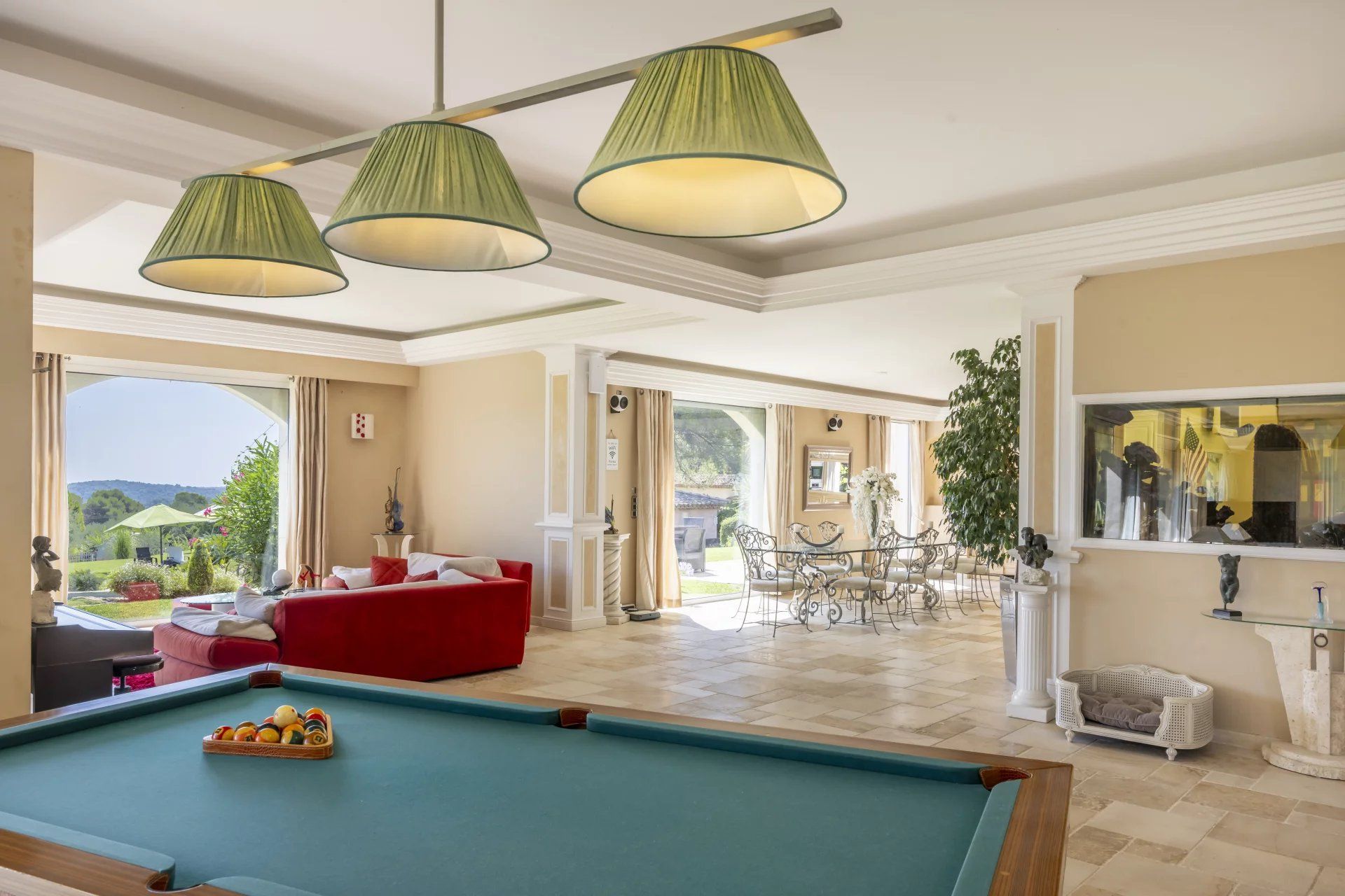 villa 8 Rooms for rent on Mougins (06250)