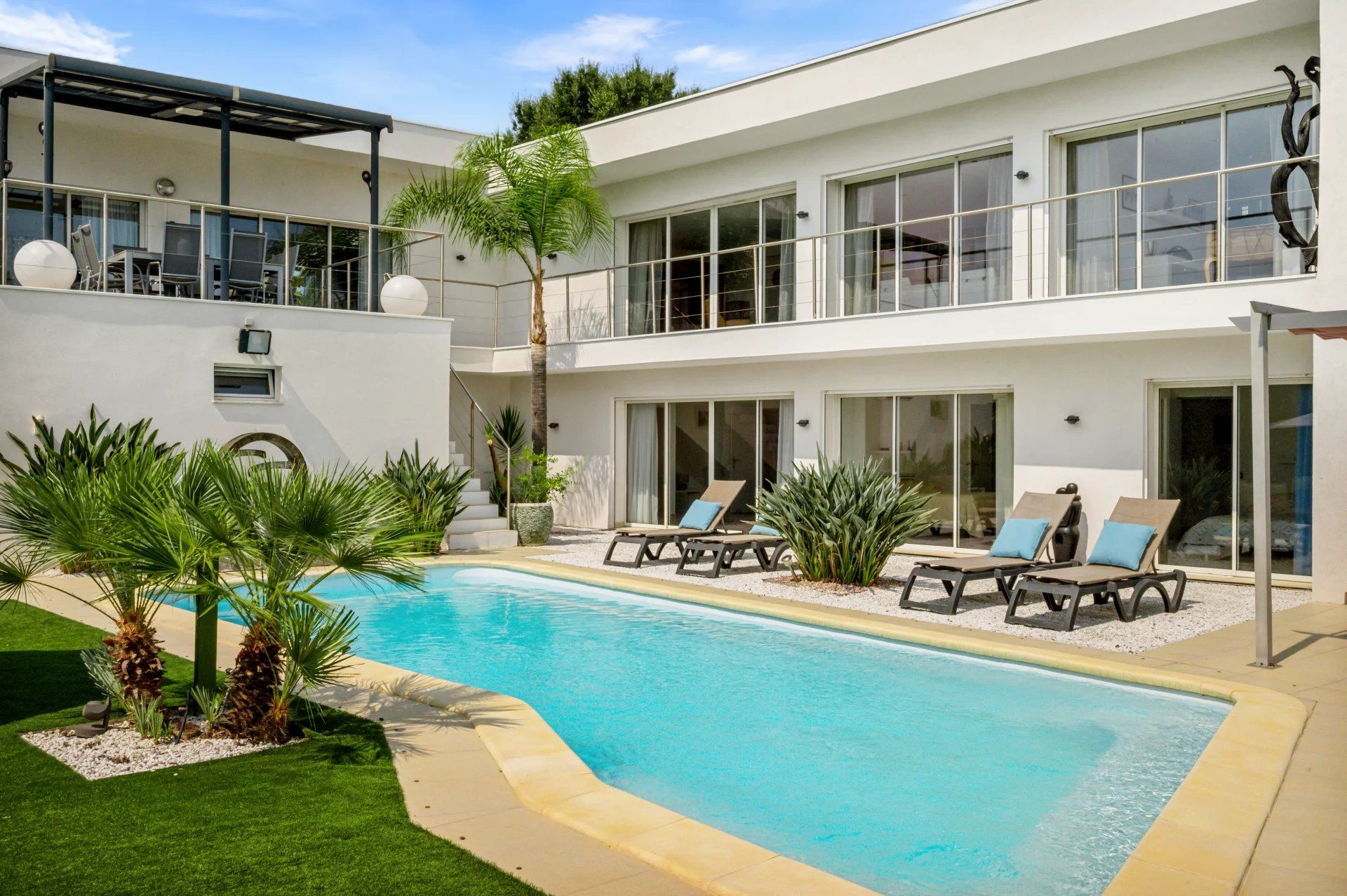 villa 6 Rooms for sale on Cogolin (83310)