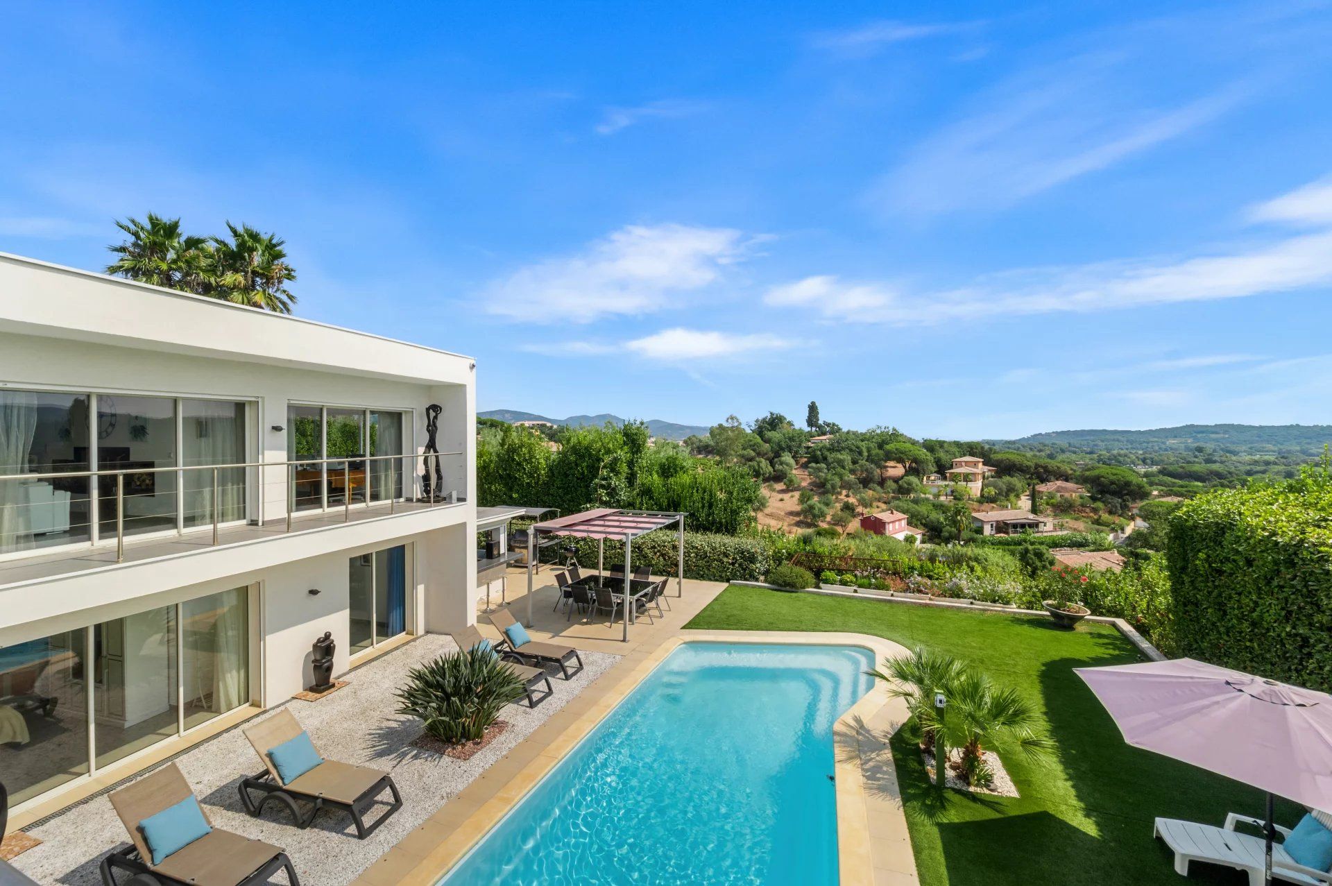 villa 6 Rooms for sale on Cogolin (83310)