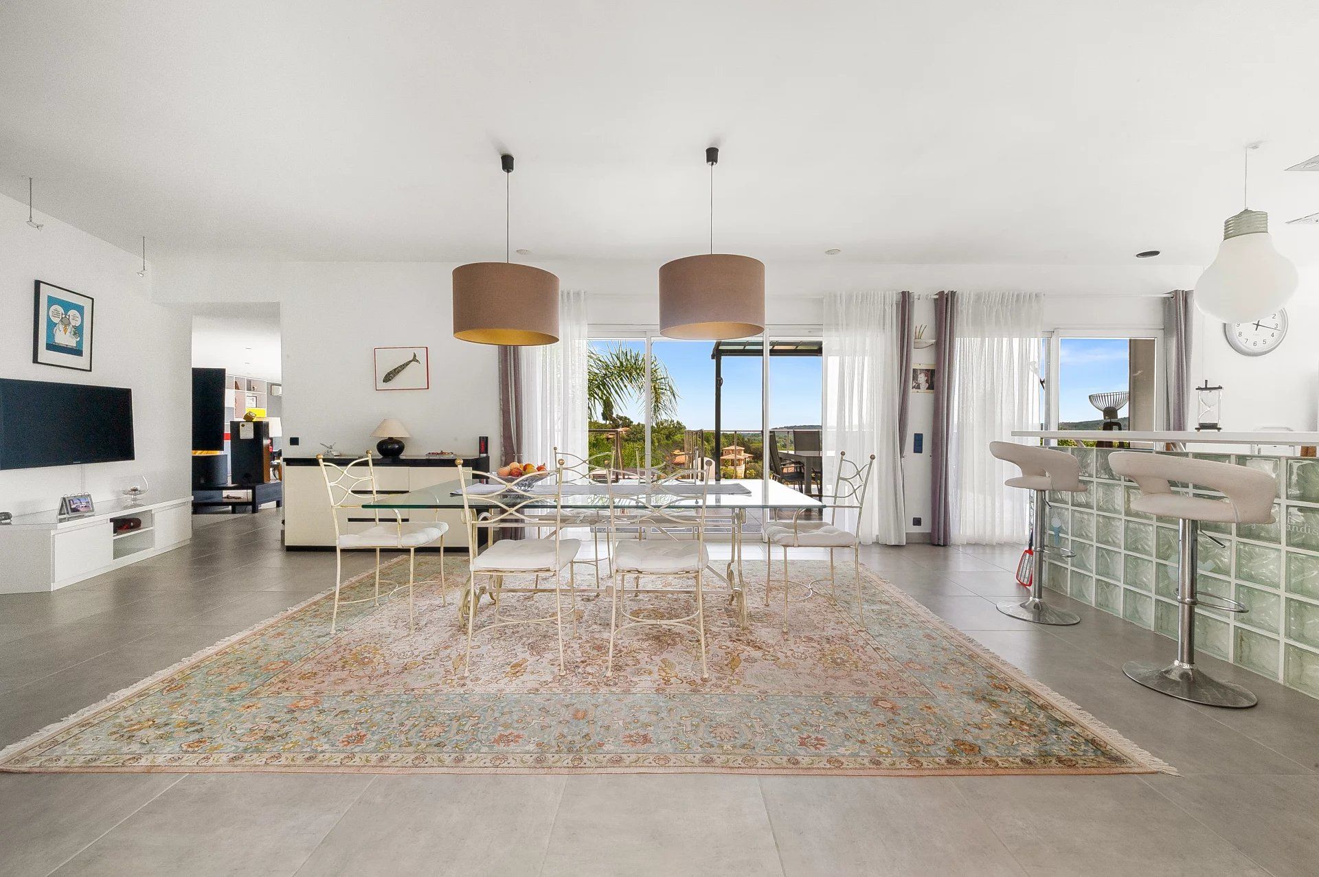 villa 6 Rooms for sale on Cogolin (83310)