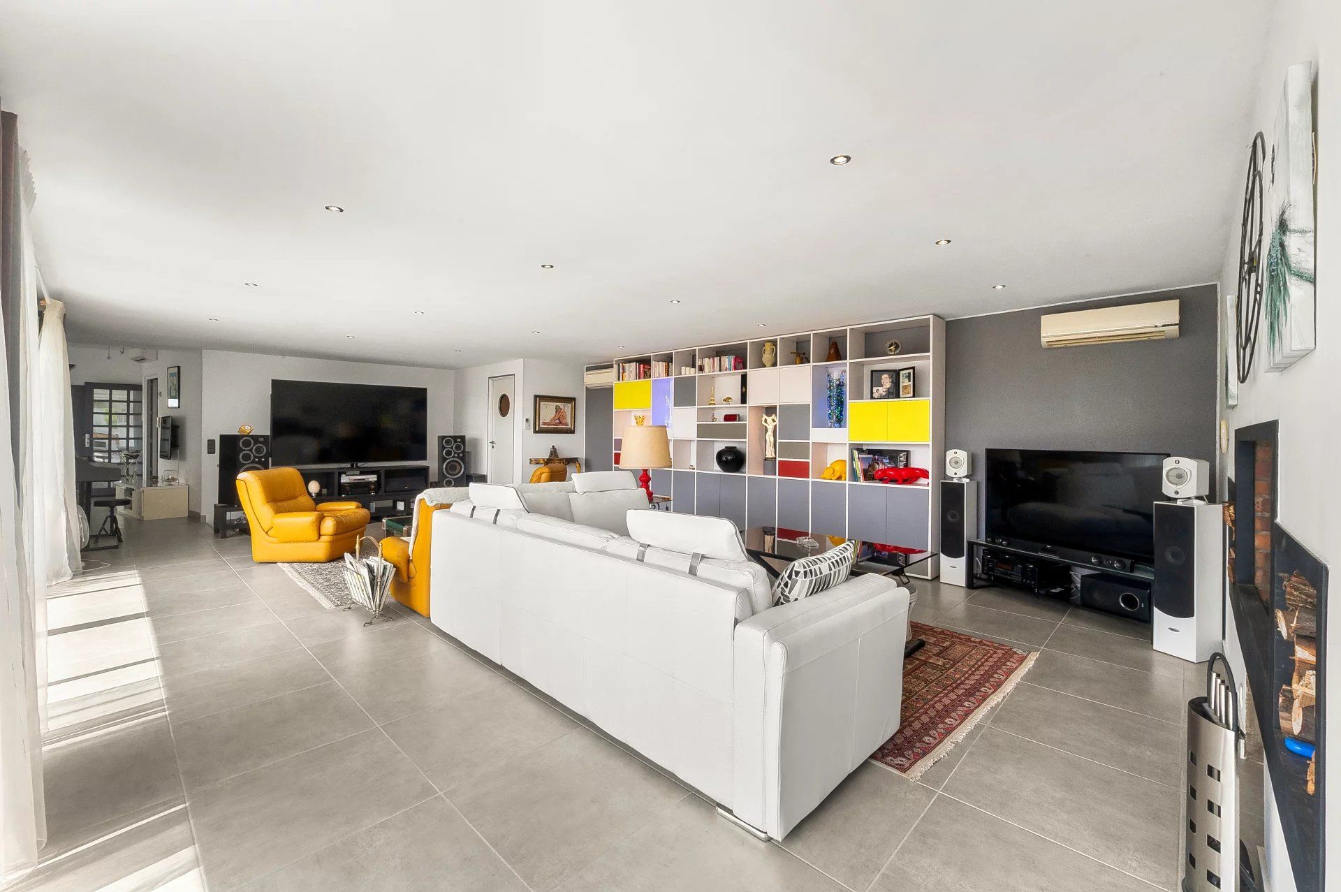 villa 6 Rooms for sale on Cogolin (83310)