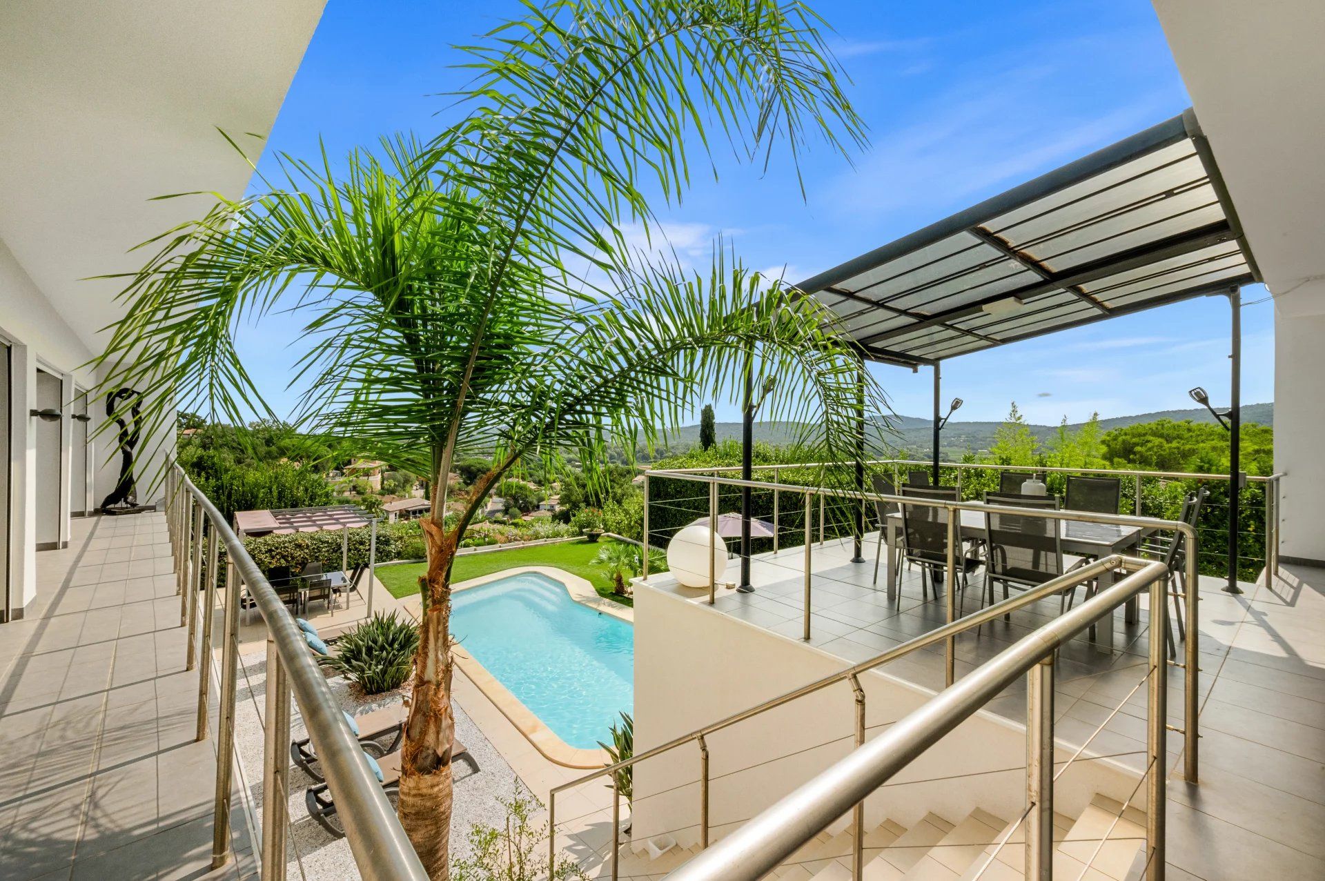 villa 6 Rooms for sale on Cogolin (83310)