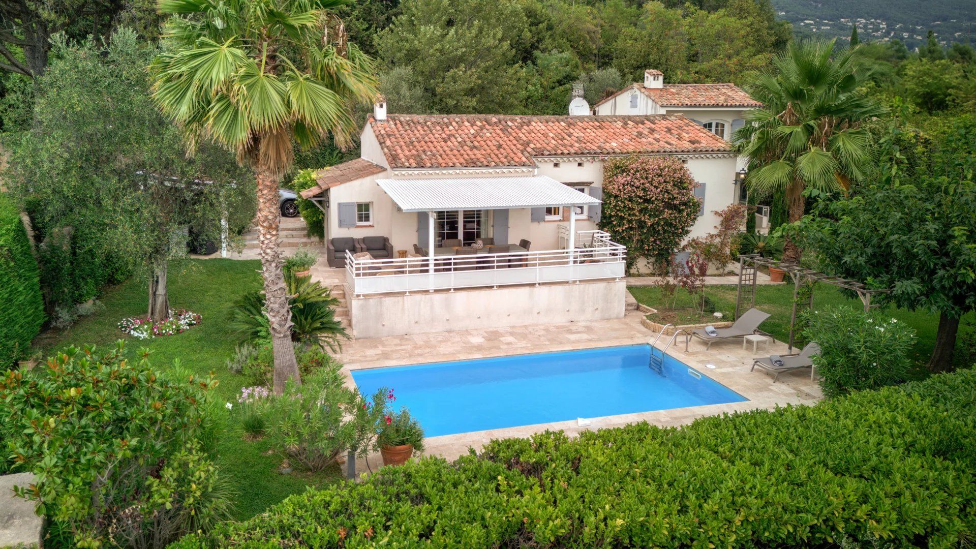 villa 5 Rooms for sale on Grasse (06130)