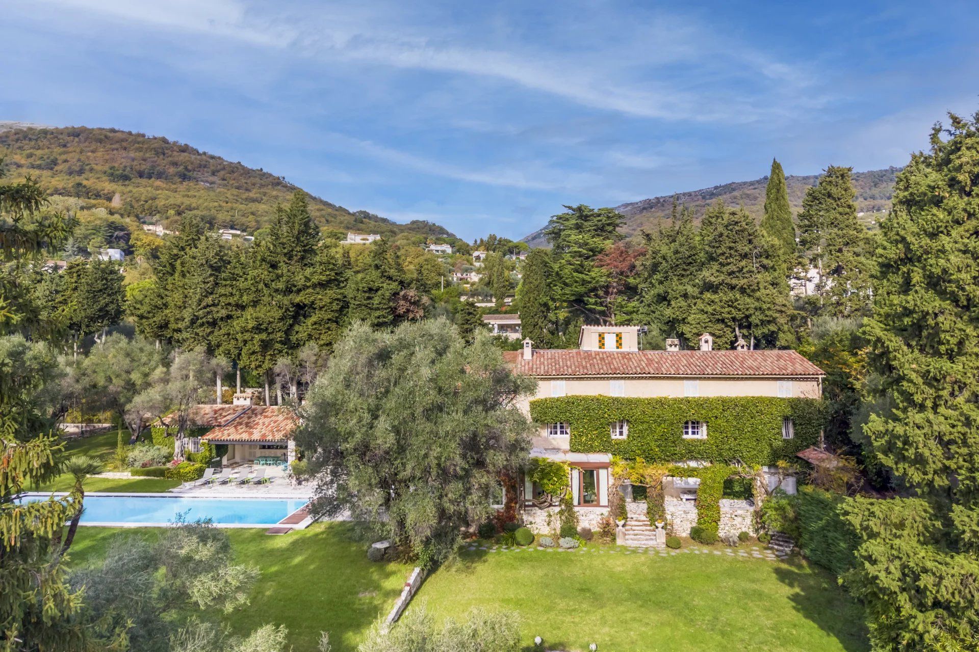 villa 10 Rooms for sale on Vence (06140)