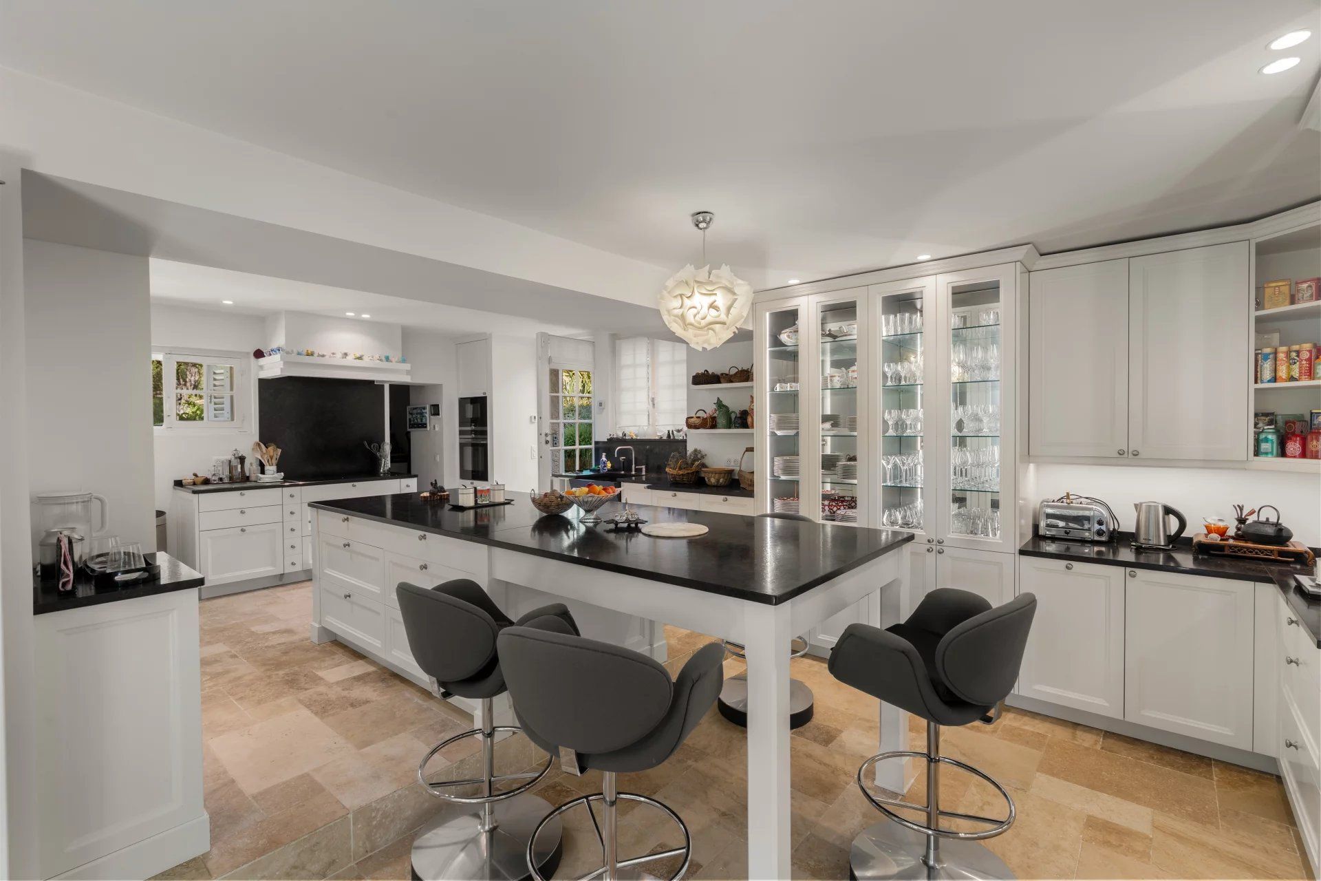 villa 10 Rooms for sale on Vence (06140)