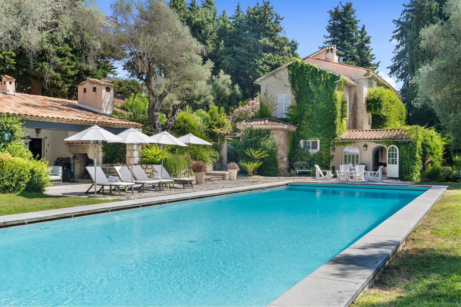 villa 10 Rooms for sale on Vence (06140)