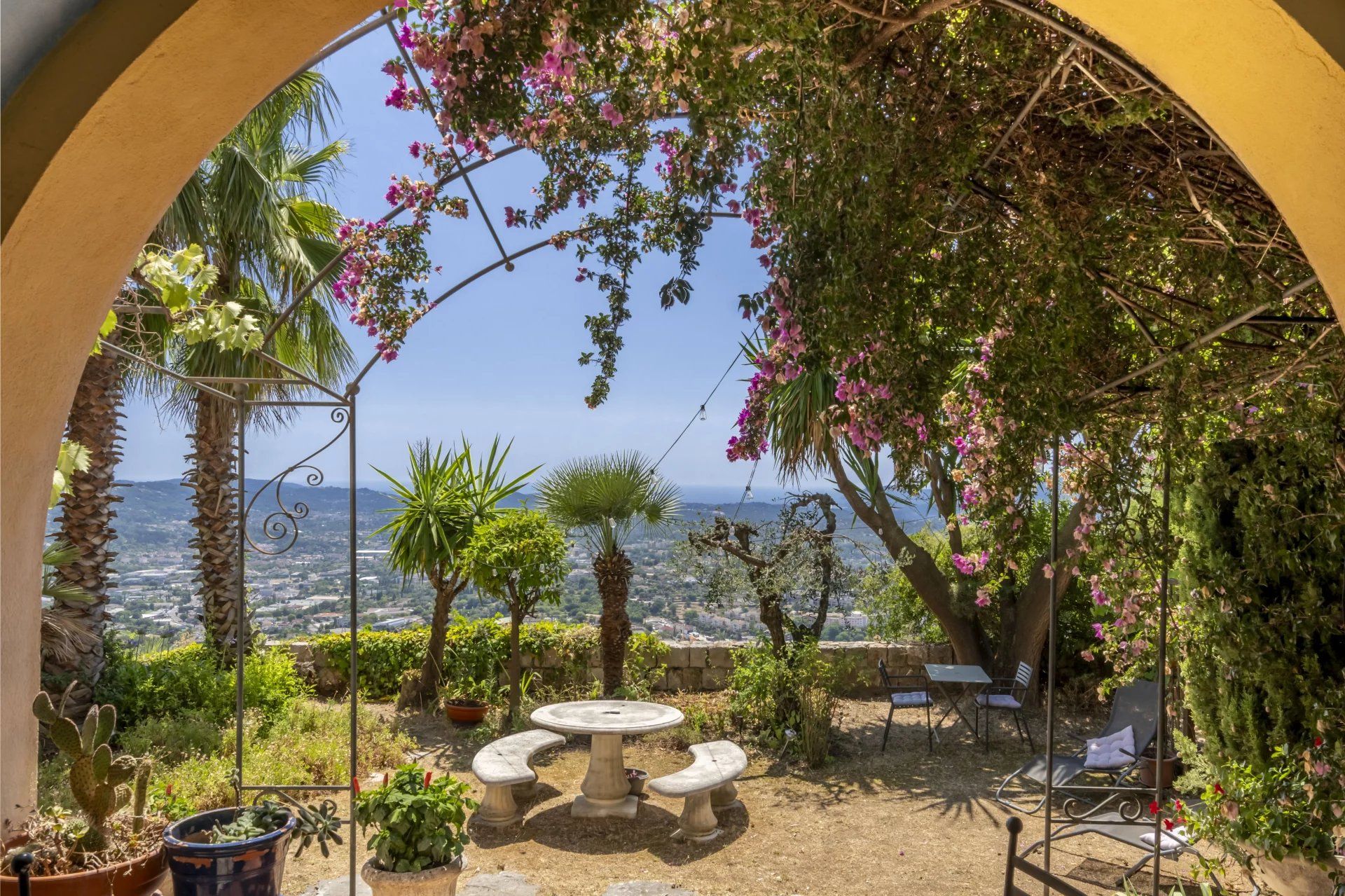 villa 10 Rooms for sale on Grasse (06130)