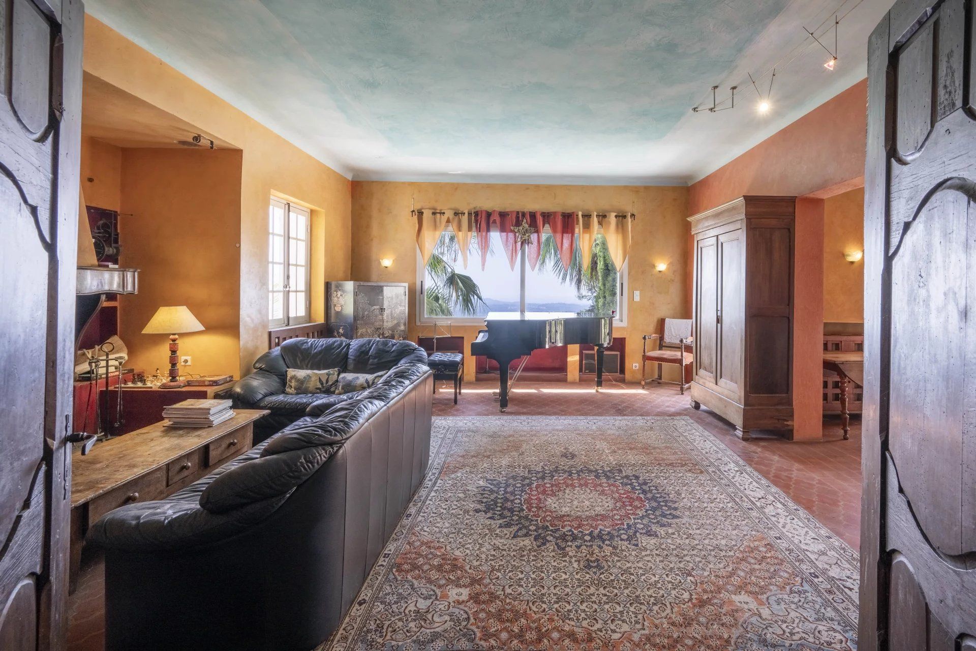 villa 10 Rooms for sale on Grasse (06130) Sale Villa Grasse 10 Rooms 322 m²