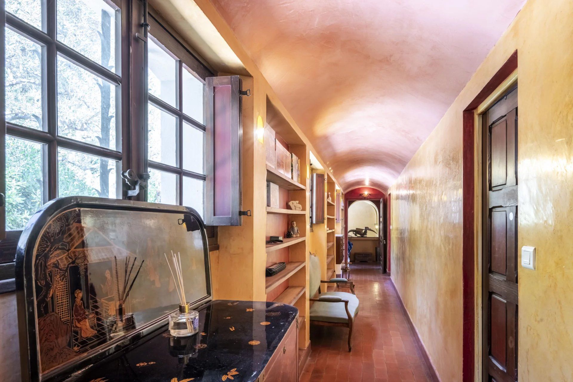 villa 10 Rooms for sale on Grasse (06130)