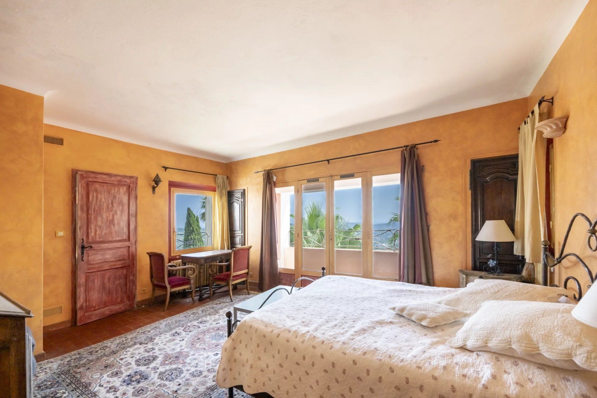 villa 10 Rooms for sale on Grasse (06130)