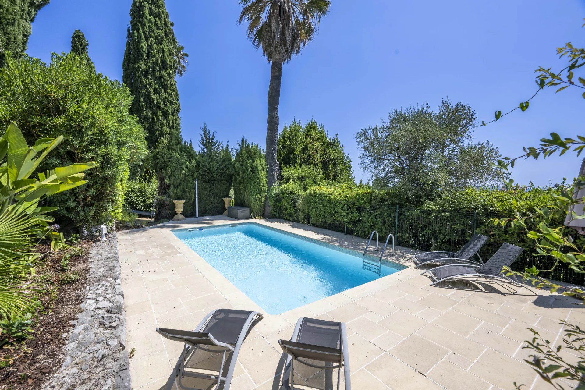 villa 10 Rooms for sale on Grasse (06130)